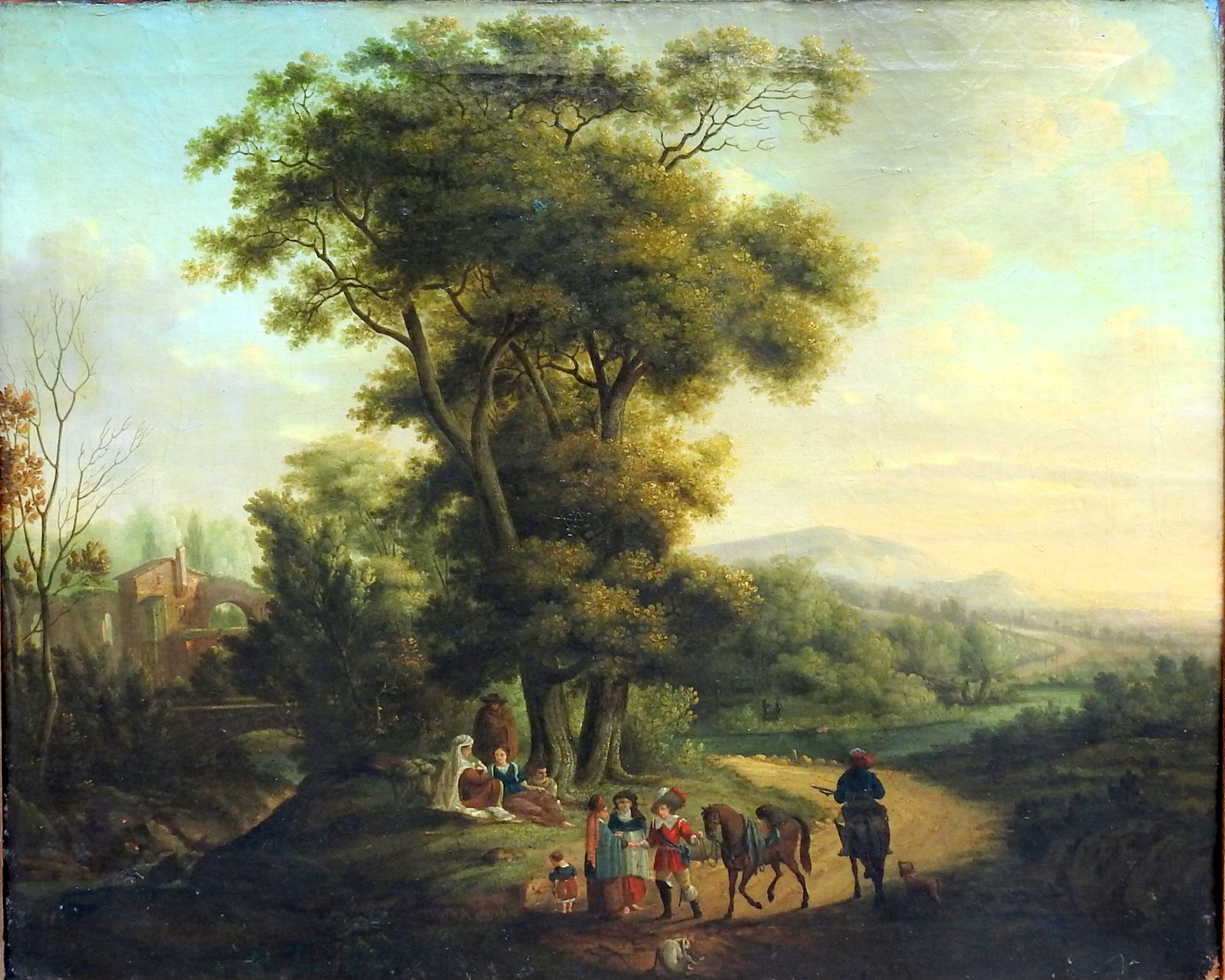 Rast unter Bäumen 油/帆布。在一幅宽阔的风景画中，画面左半部分有一小群房屋和一条河道，一个家庭在中央描绘的树下休息。两名士兵在通往他们身边的小&hellip;