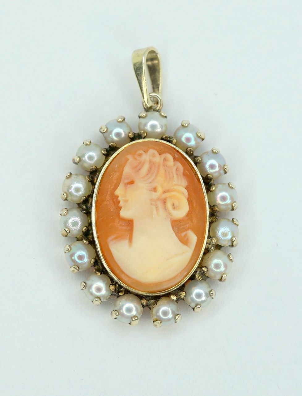 Schöne Kamee einer Nymphe Coral cameo worked as a pendant, carved in detail with&hellip;