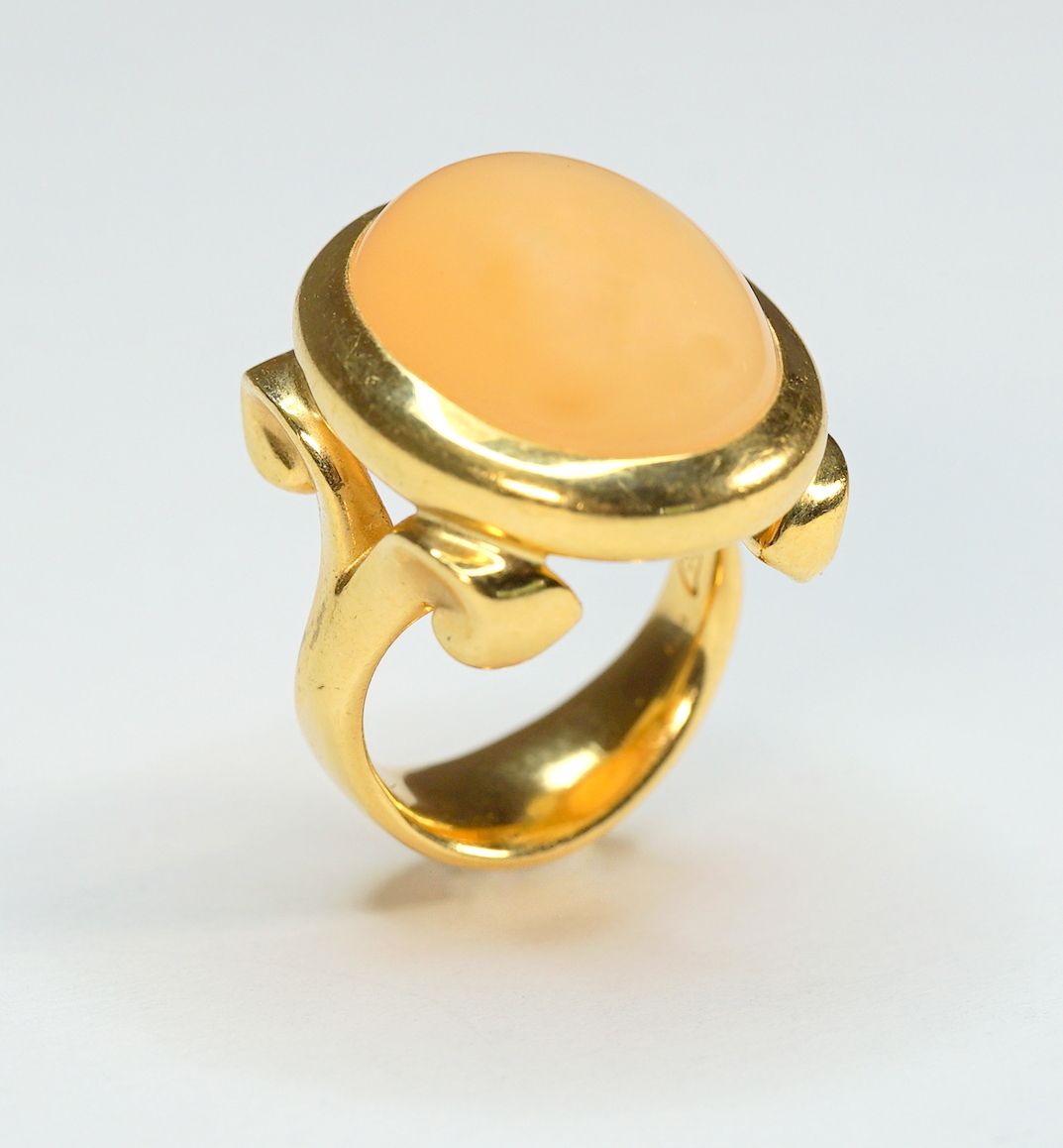 Tamara Comolli, Ring Hippie Glam 18K黄金，在轨道上印有珠宝商的印记。一颗美丽闪亮的凸圆形切割的粉红色月光石被安装在一个横跨的&hellip;
