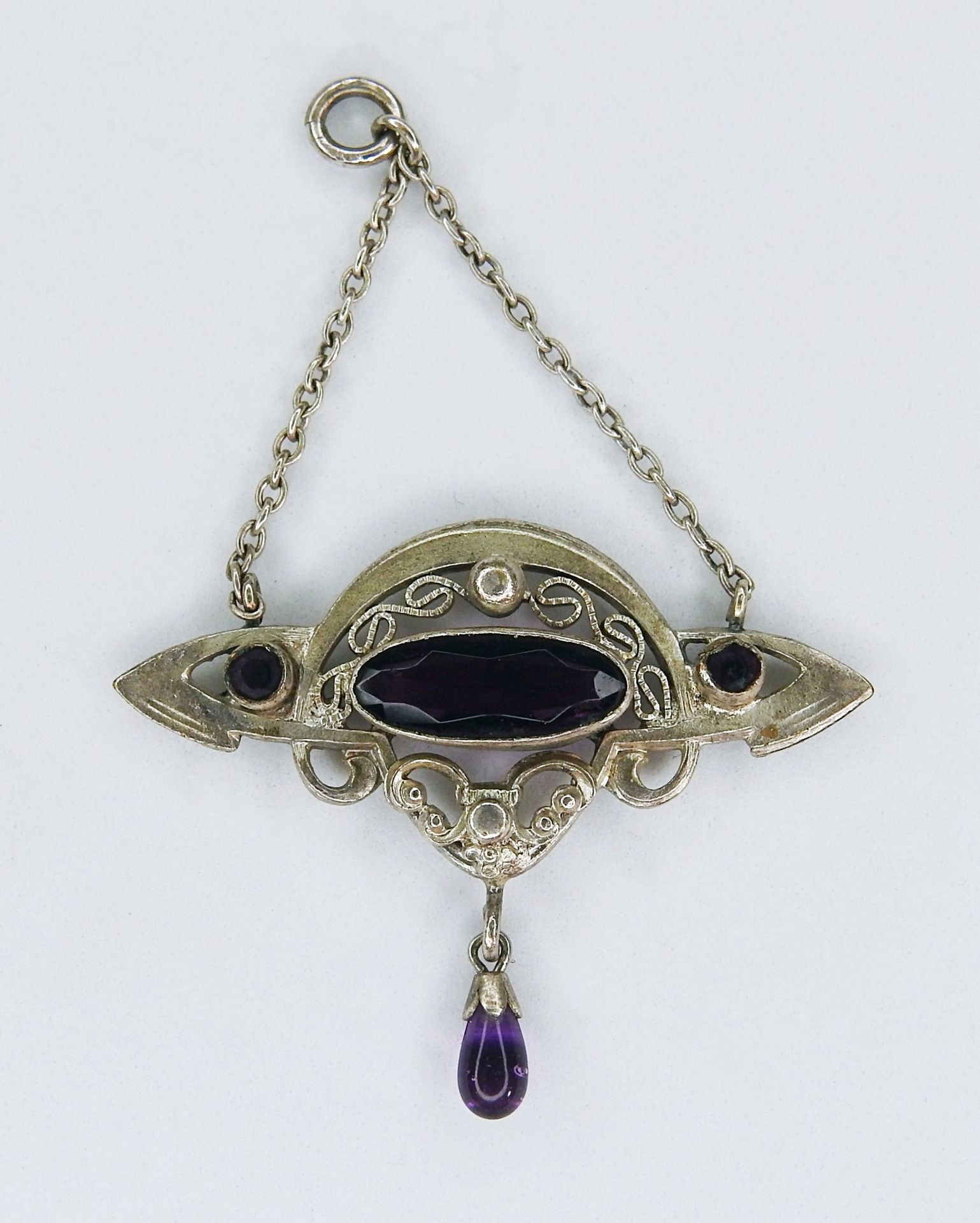 Feiner Jugendstil Anhänger 银色。美丽的吊坠，有紫水晶装饰，紫水晶吊坠为水滴形。高×宽约5×3.5厘米，重量约3克