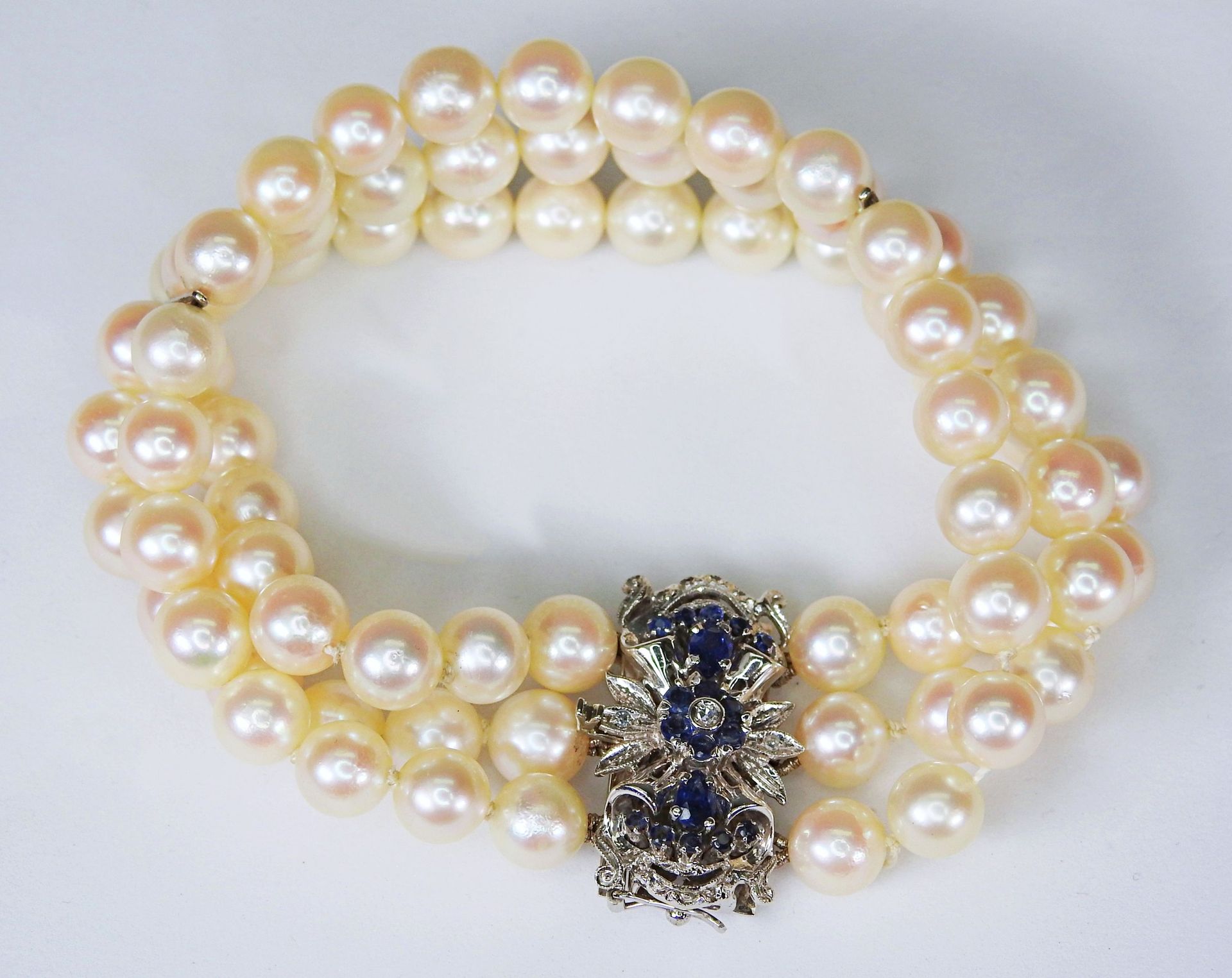 Elegantes Perlenarmband 三排珍珠手链，18K白金冲压的花形珠宝扣。这是用小钻石和浅蓝色蓝宝石镶嵌的。珍珠光泽度好，线头最小的是水坝。珠子&hellip;