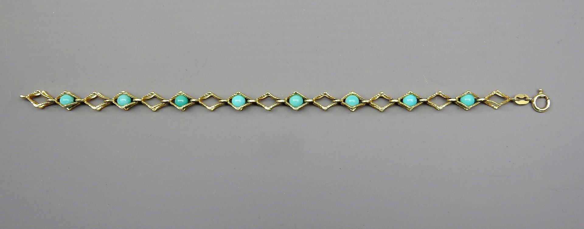 Ungewöhnliches Türkisen-Armband 14K黄金，盖有印章。手链镶有8颗绿松石。德国，1970年代。长约19厘米，重约8克