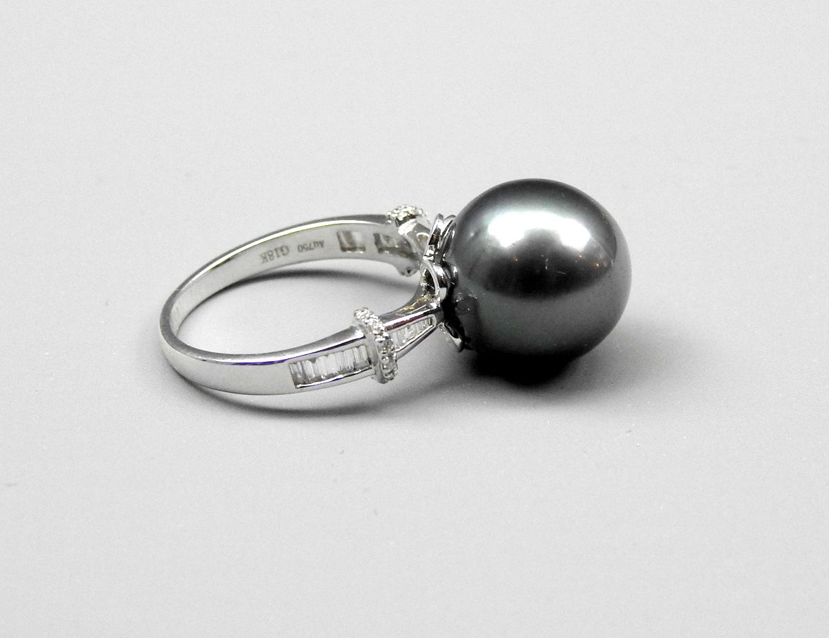 Imposanter Perl-Ring 18K白金，盖有印章。引人注目的女式戒指，镶有一颗大的南海珍珠和长方形钻石，共约0.2克拉。戒指尺寸57，珍珠直径1.&hellip;