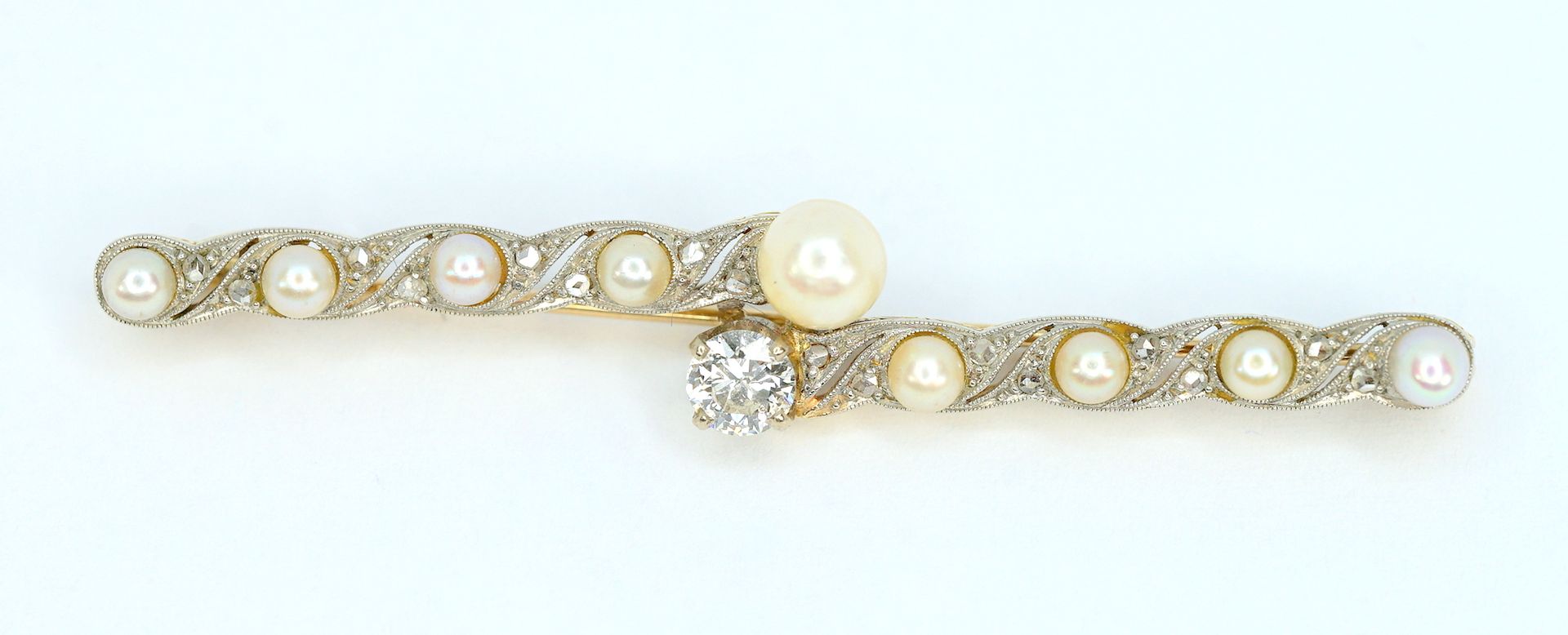 Exquisite Art déco Brosche 14K白金和黄金，盖有印章。精美的指挥棒胸针，镶嵌有9颗珍珠，一颗中央约0.50克拉的钻石和小钻石。侧面有&hellip;