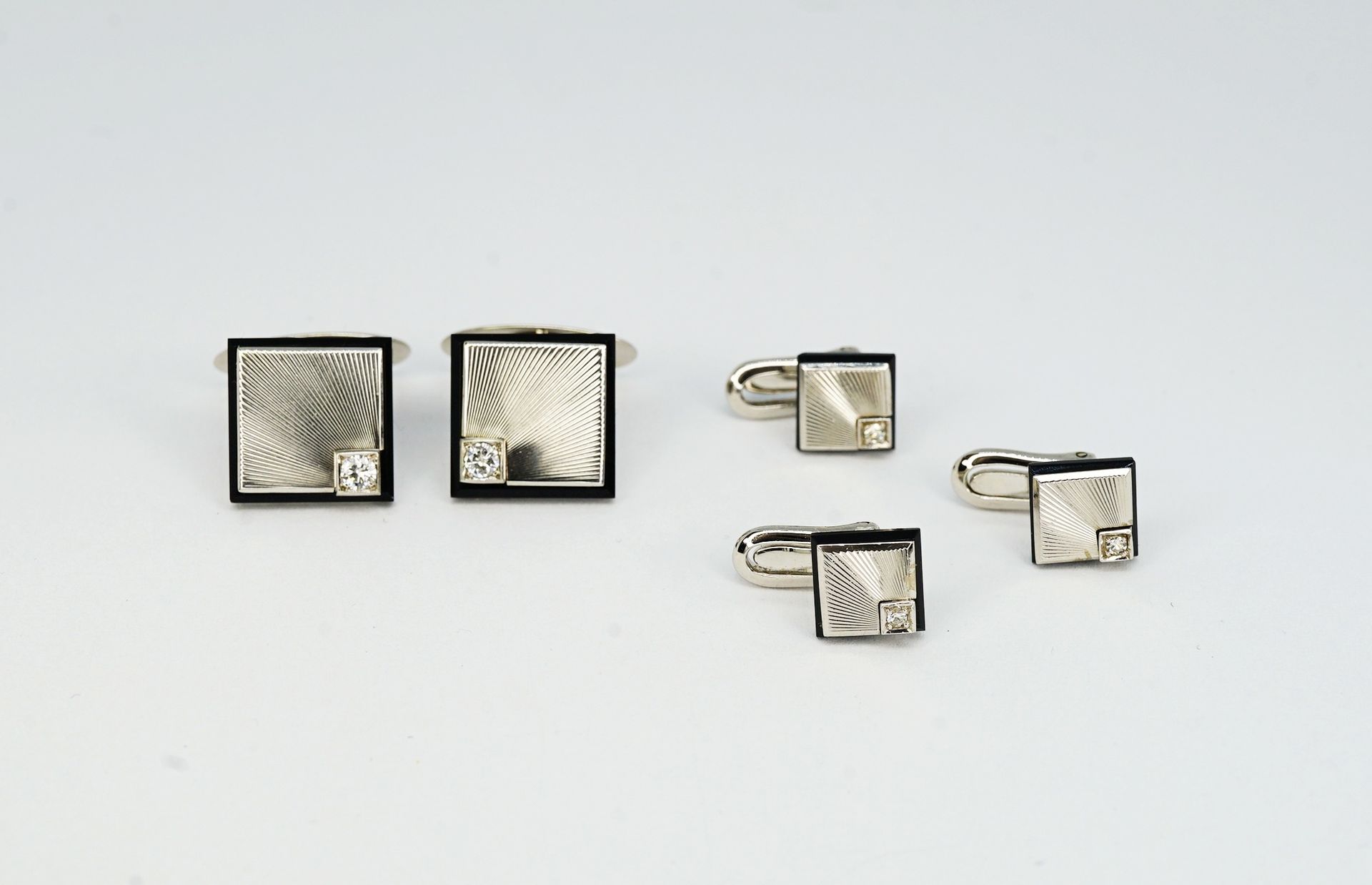 Edles Herrenschmuck-Set 18K白金，印有珠宝商的标志。该套装由一对袖扣和3个领钉组成。方形，边缘有辐射状的棱纹，镶嵌玛瑙和钻石，总重0.&hellip;