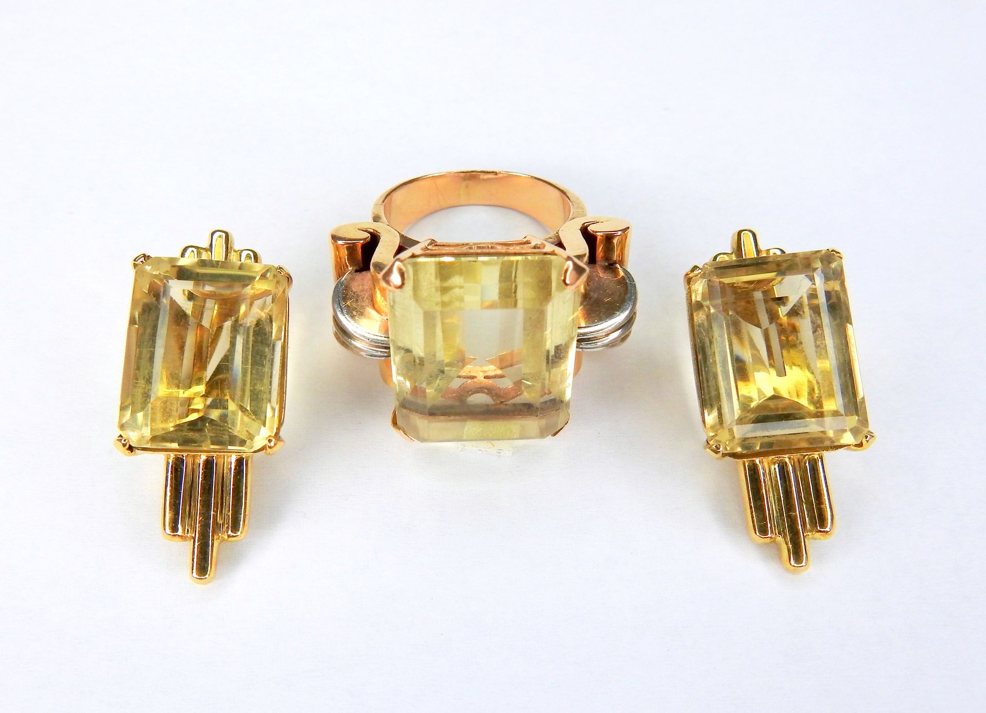 Zitrin-Schmuckset 14K金。该套装由1个女式戒指和1对耳夹组成。这枚玫瑰金和白金的戒指上镶嵌着一颗长方形切割的黄水晶，从镶嵌的角度看，约为18&hellip;