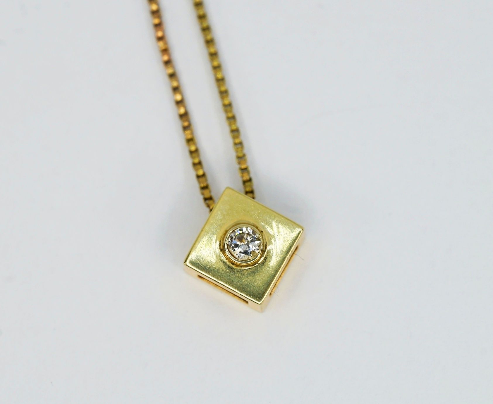 Kleiner Diamant-Anhänger 14K黄金，印有珠宝商的标记和标志。门锁形状的吊坠，侧面开口，中央镶嵌约0.10克拉的钻石，TW SI 1。 &hellip;