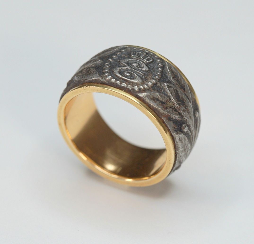 Seltener Bandring 铁和14K黄金。外壳上精细地装饰着月桂树叶和一个冠状的 "E"。1915年左右，戒指尺寸62，重量约14克。