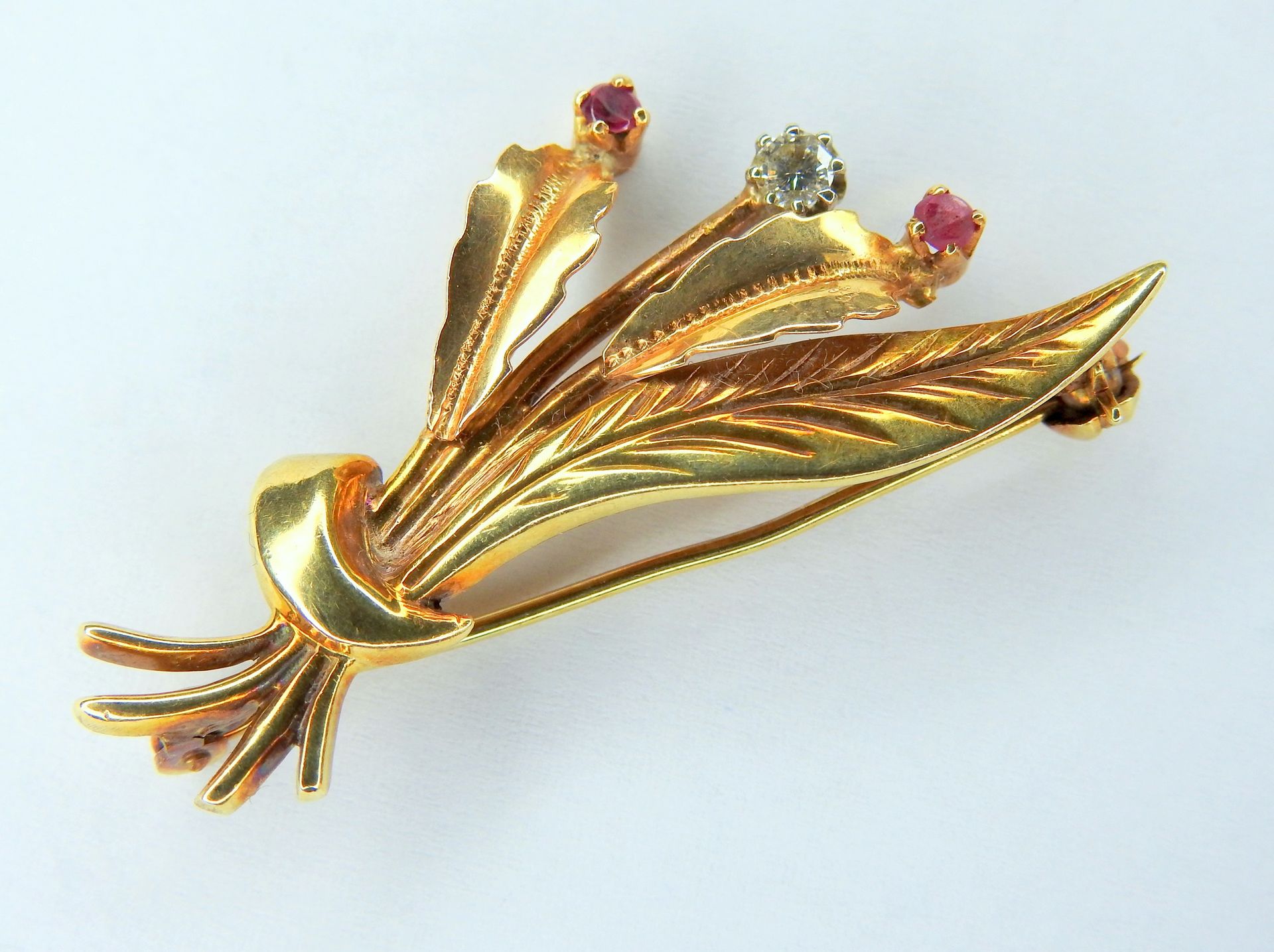 Kleine Damenbrosche 14 K yellow gold. Natural leaf-shaped brooch with diamond se&hellip;