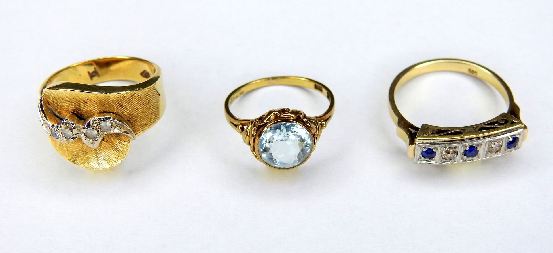 Konvolut von drei Ringen 14K金，盖有印章。这套戒指由3枚海蓝宝石和小彩石的女戒组成。Min. Dam., otherwise con&hellip;