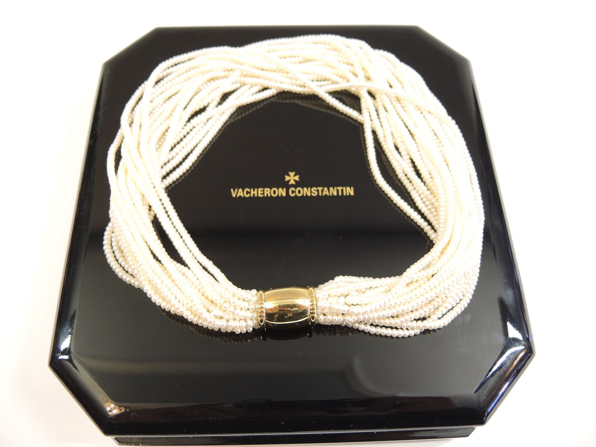 Vacheron Constantin, Exquisites Collier 18K黄金，螺丝扣上印有细度和珠宝商的标志。沉重的扣子，这里有18条细线，直径约&hellip;