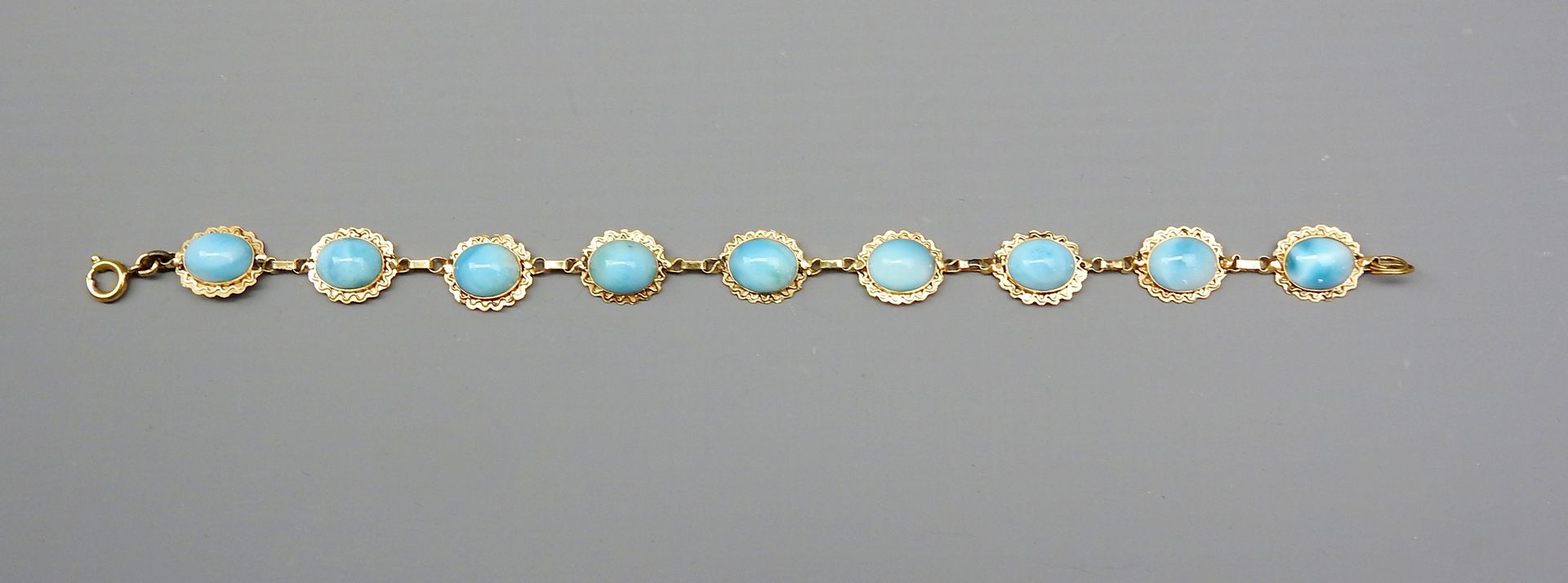 Cabochon-Armband 14 K gold, stamped. Fine bracelet set with 9 turquoises in gold&hellip;