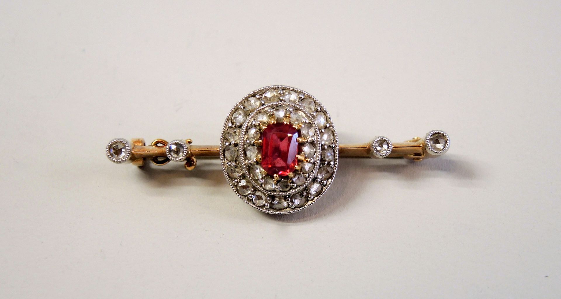Feine Stabbrosche 14K黄金。胸针上镶嵌着一颗约1克拉的红宝石，两边是总重约0.70克拉的钻石。非常漂亮的珠宝商的作品。可能是德国，1880年&hellip;