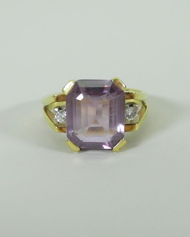 Feiner Damenring 14K黄金，盖有印章。有珠宝商的标记。戒指上镶嵌着紫色的宝石，两侧是两颗约0.10克拉的小钻石。磨损最小，与年代有关，状况良好&hellip;