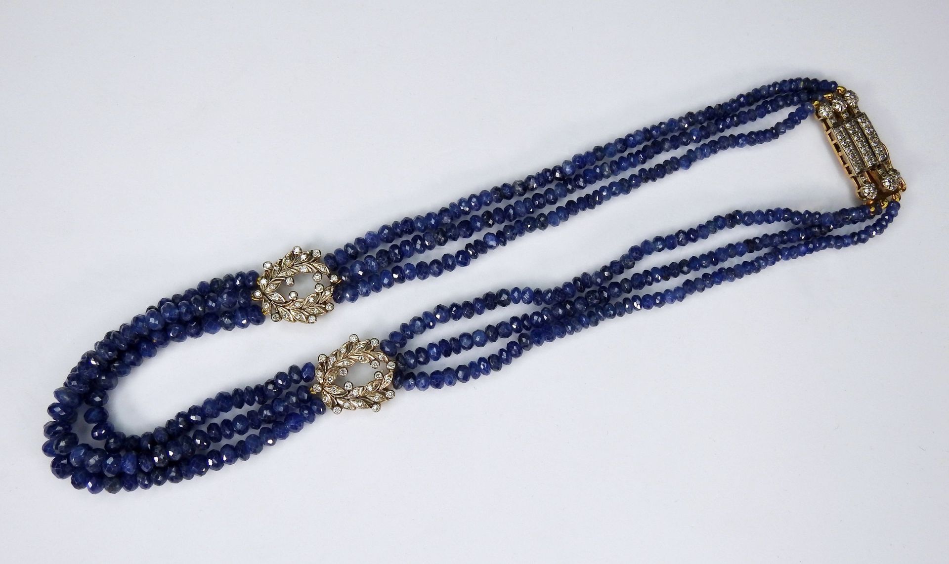 Erlesenes Art déco Collier Soldado en oro de 14 K. Collar de tres hileras diseña&hellip;