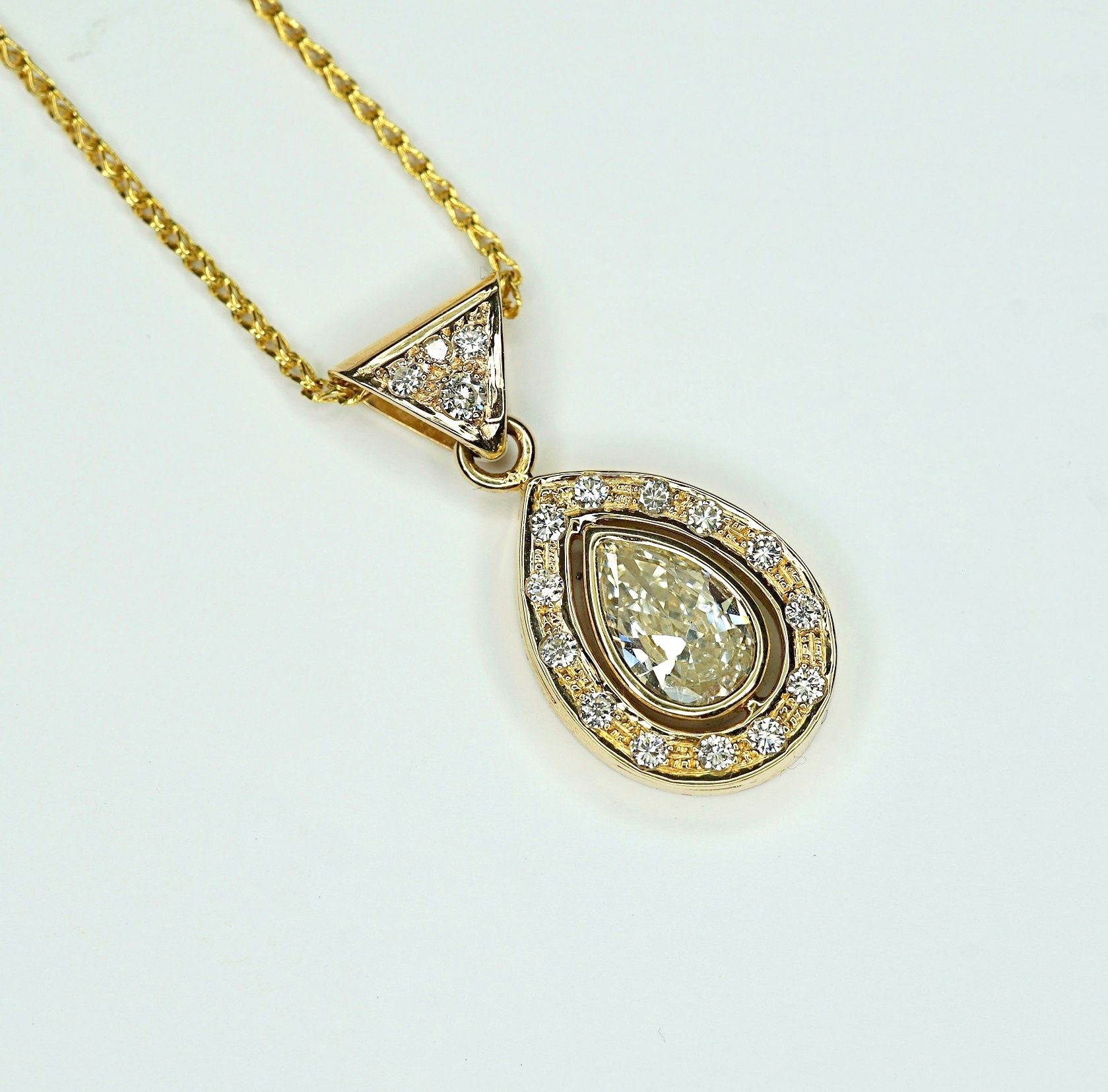 Exquisiter Diamantanhänger 18 K yellow gold, stamped. Pendant with 1 pear center&hellip;
