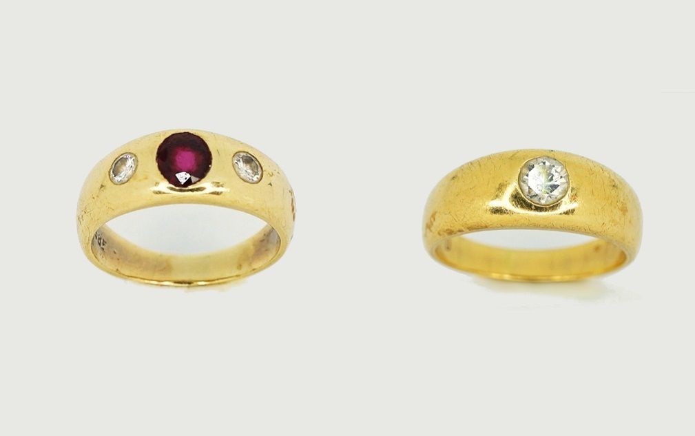 Paar schöne Bandringe 一套2个戒指，包括一个14K黄金的古董戒指，盖章，镶嵌了两颗共0.20克拉的钻石和一个中央约0.30克拉的椭圆形切割&hellip;