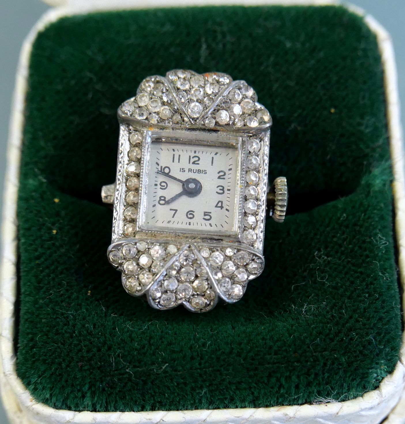 Art Déco-Ringuhr 银色。装饰艺术风格的环形手表，有水钻装饰。制作精美。15红宝石机芯需要清洗。状况良好。德国约1920年，高x宽约2.4x1.6&hellip;