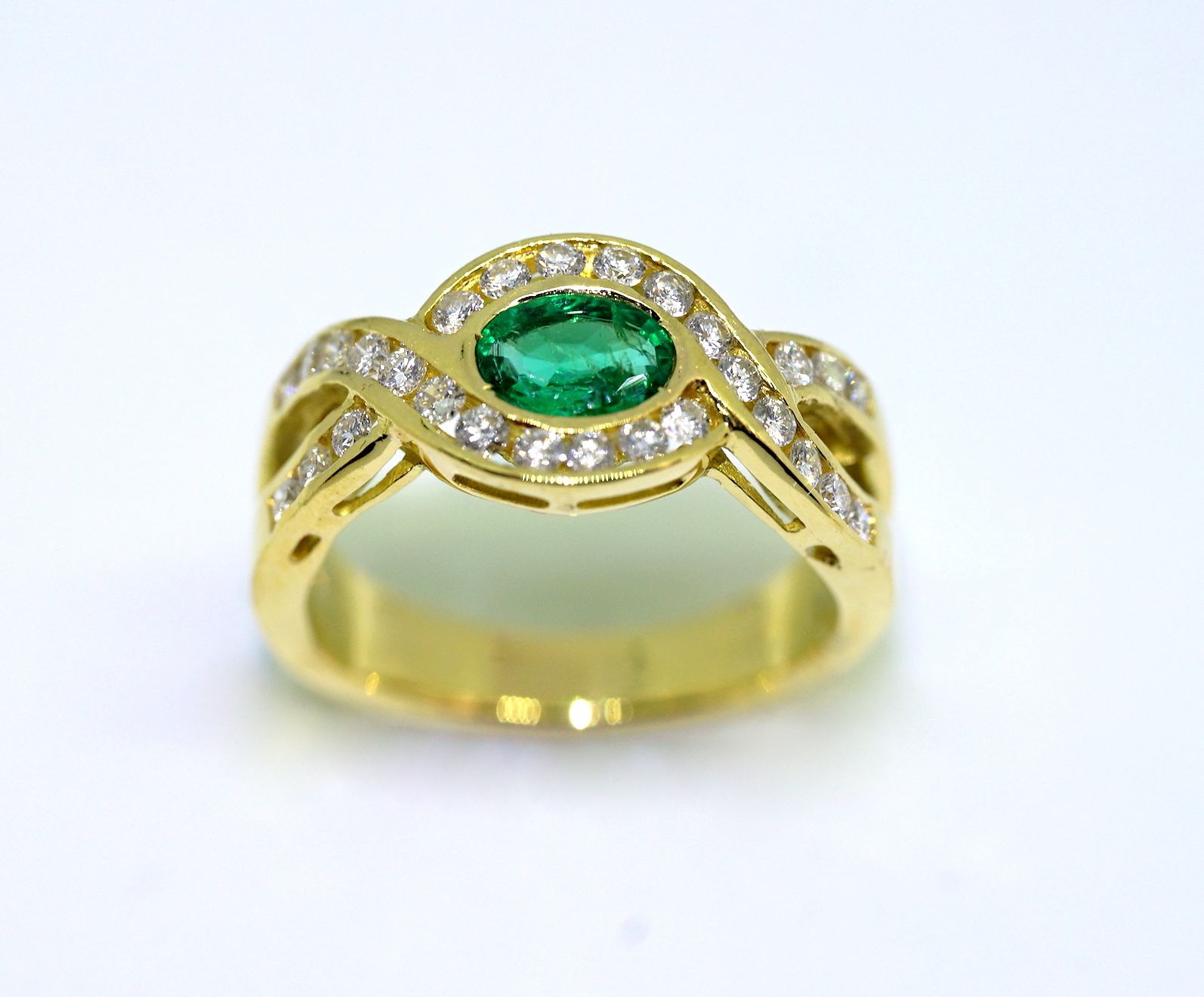 Imposanter Damenring 18克拉的黄金。实心戒指，镶嵌约0.50克拉的祖母绿，两侧是总重0.80克拉的钻石，TWvsi1。状况良好。1980年&hellip;