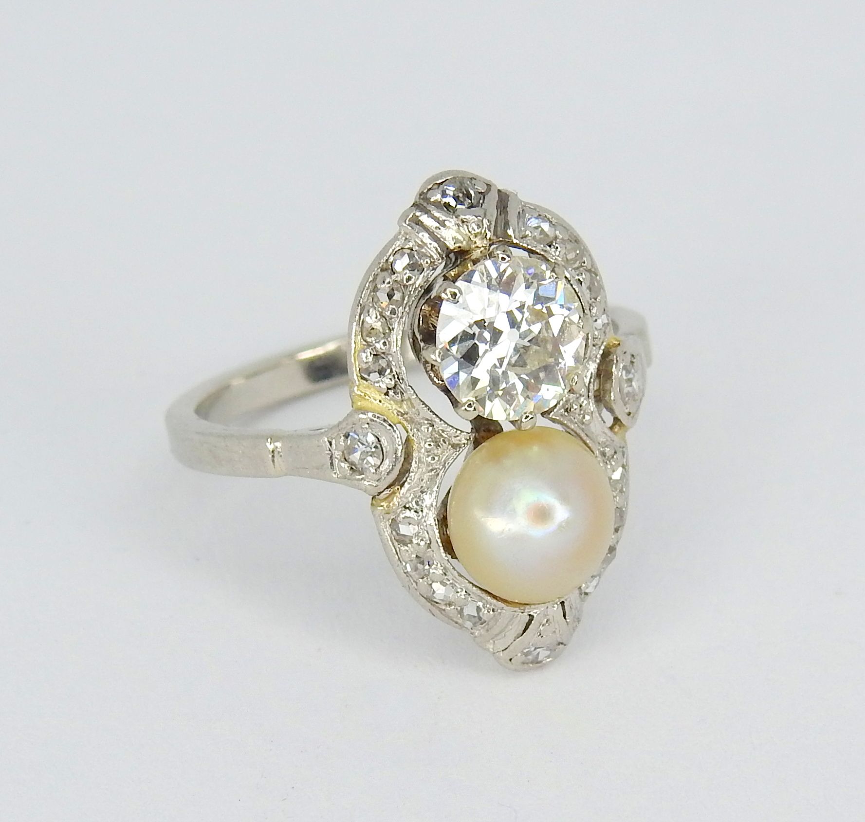 Feiner Art déco Damenring 18K白金。卓越的珠宝商品质的戒指，由一颗珍珠和一颗约0.85克拉的钻石镶嵌而成，Wvvsi，由20颗小钻石&hellip;