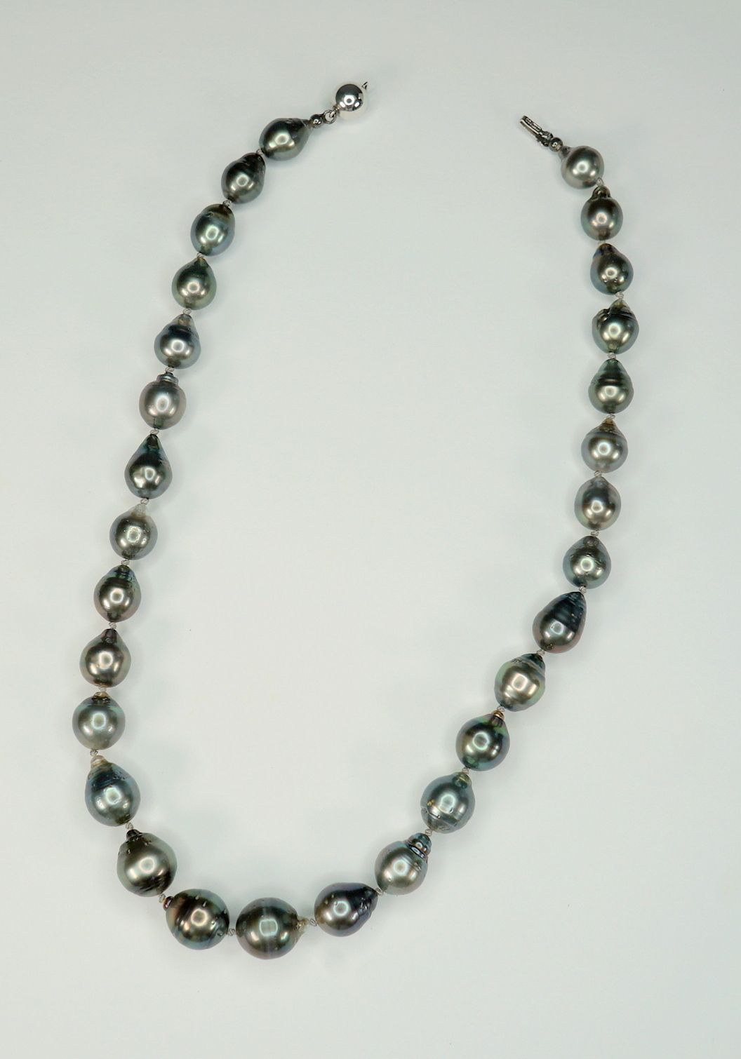 Zeitlose schwarze Perlenkette 18 K white gold clasp, stamped. Long gradient pear&hellip;