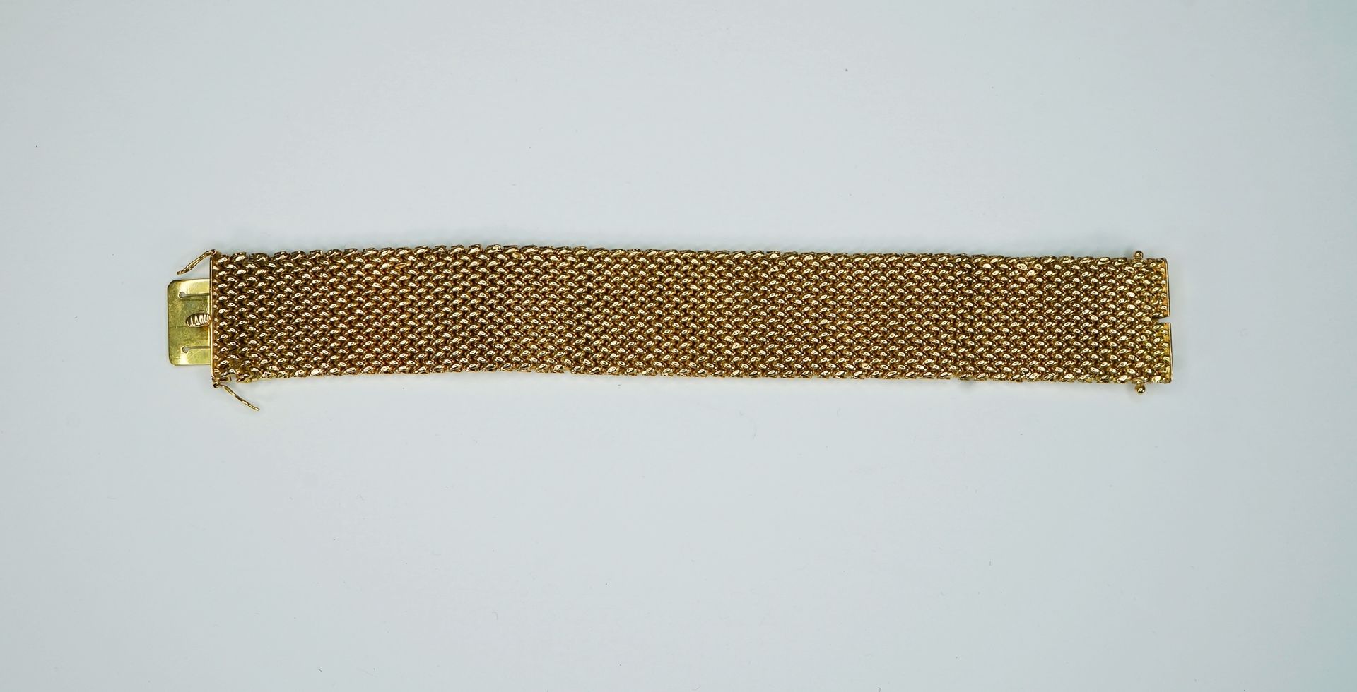 Prächtiges Armband 18K黄金，印有意大利珠宝商的标志。精心编织的手镯，带有安全扣。最小变形，其他状况良好。长约20.5厘米，重约56克
