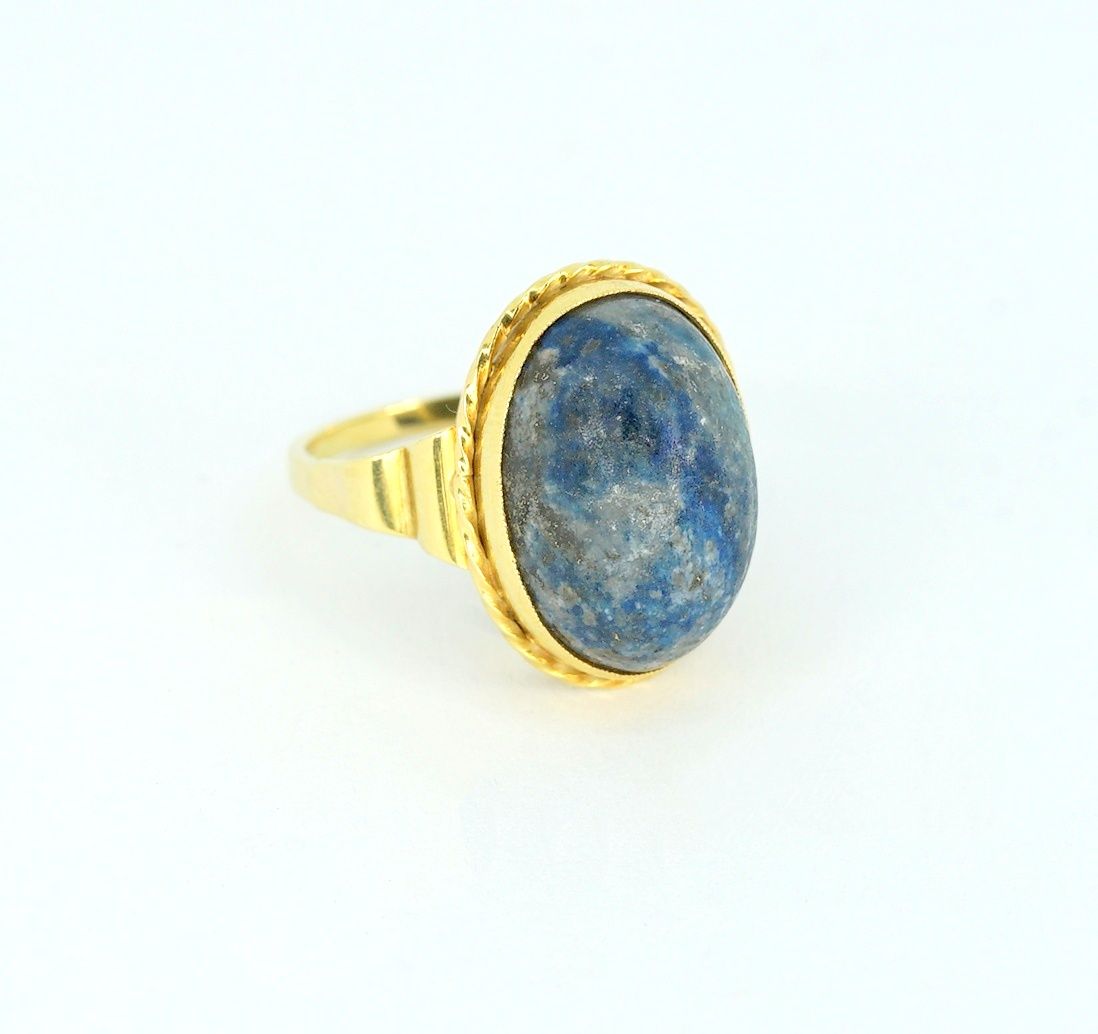 Schöner Damenring 14 K yellow gold, stamped in the bar. Oval lapis lazuli caboch&hellip;