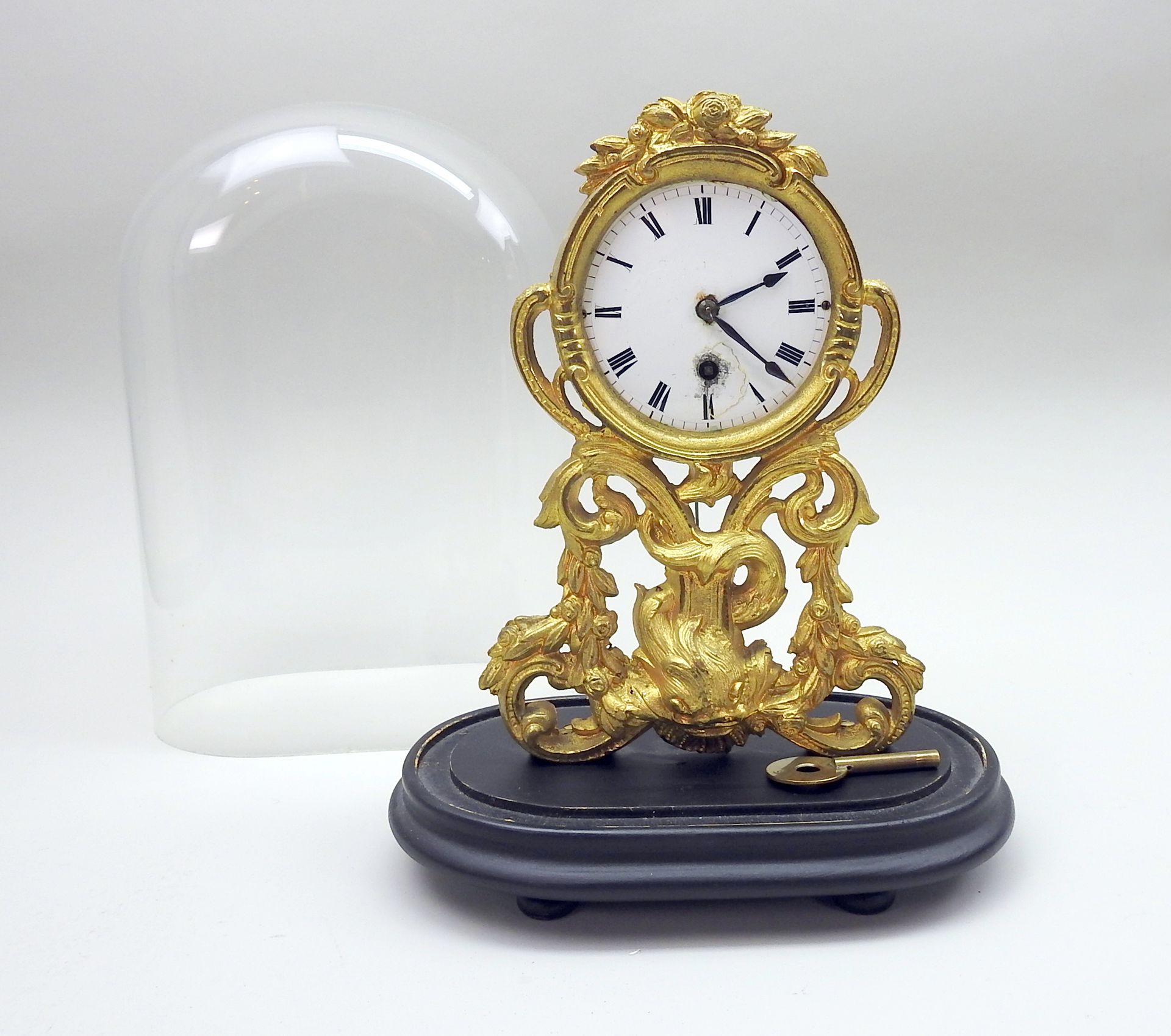 Biedermeier-Kommodenuhr Ormolu/wood/glass. Biedermeier commode clock with floral&hellip;