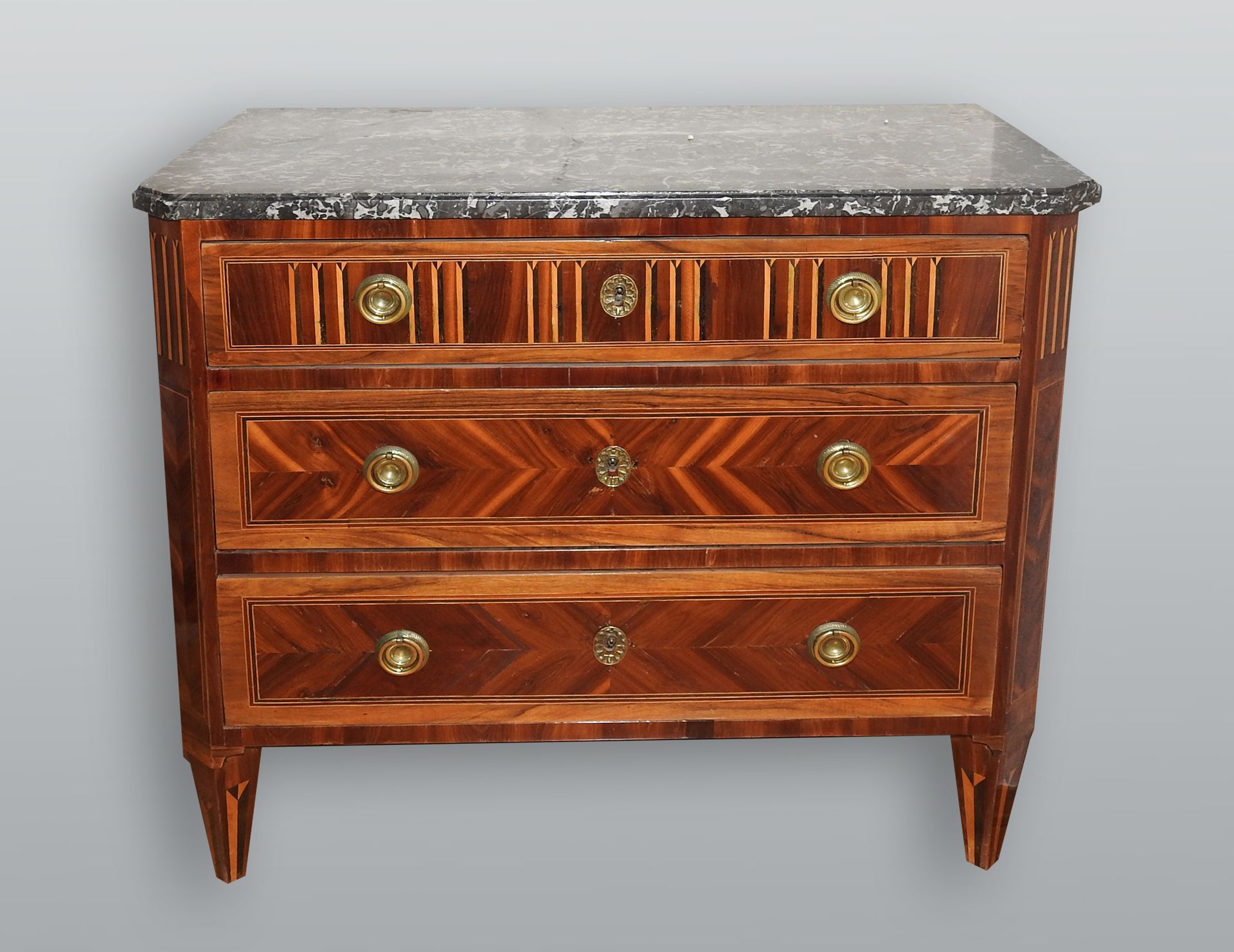 Louis Seize-Kommode Walnut and rosewood, with marble top. 3 drawers. Very beauti&hellip;