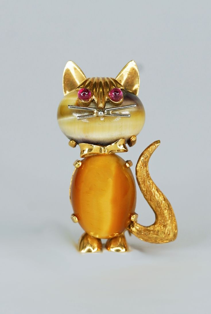 Schöne Brosche 18K金，印有珠宝商的标记和标志。精美的胸针，形状是一只打着领结的猫。镶嵌有凸圆形虎眼石和小型彩色宝石。状况良好。高约3.5厘米，&hellip;