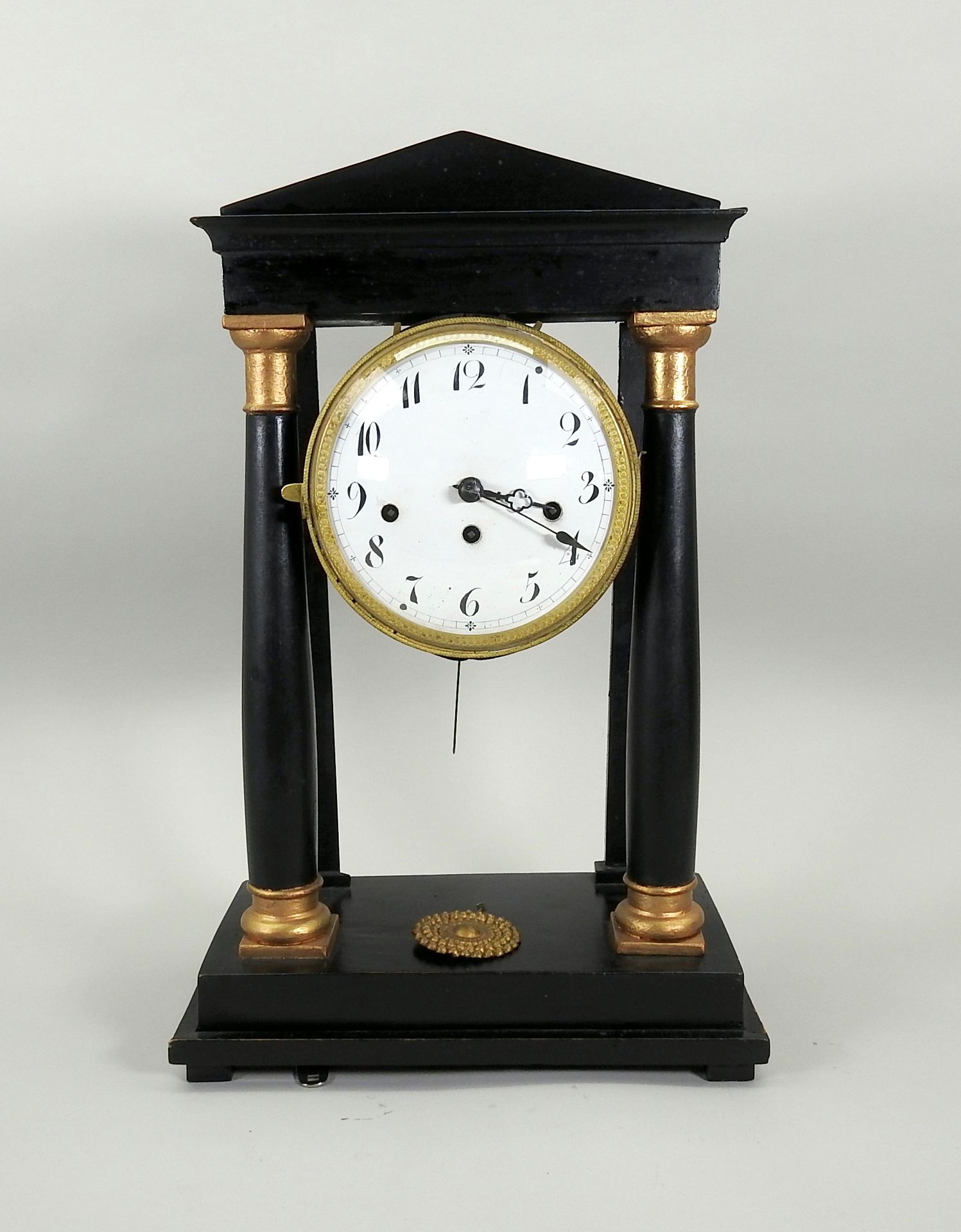 Biedermeier-Kommodenuhr Wood/Ormolu/glass/enamel. Large commode clock in the sha&hellip;