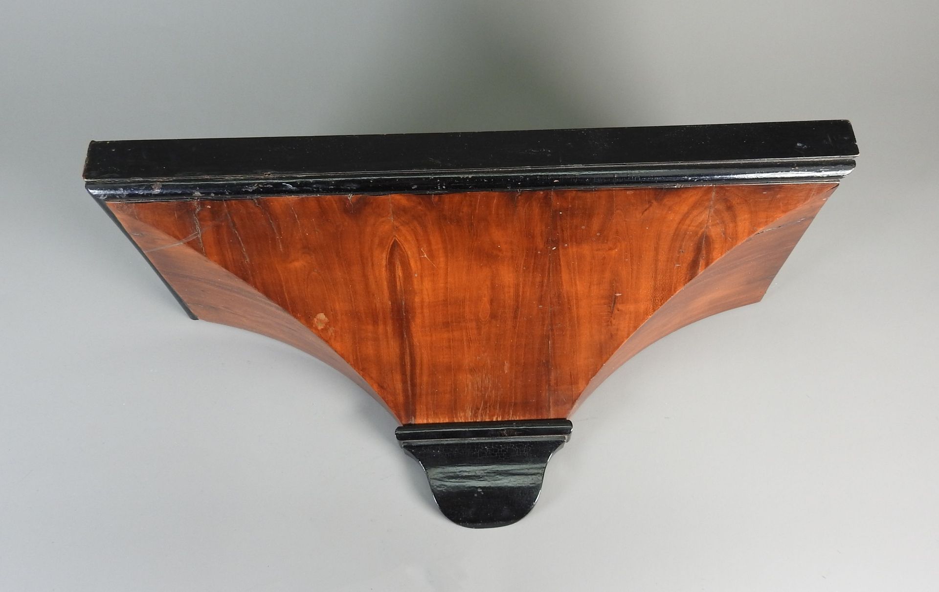 Konsole für eine Biedermeier-Tischuhr Wooden console in curved form. Lateral rim&hellip;