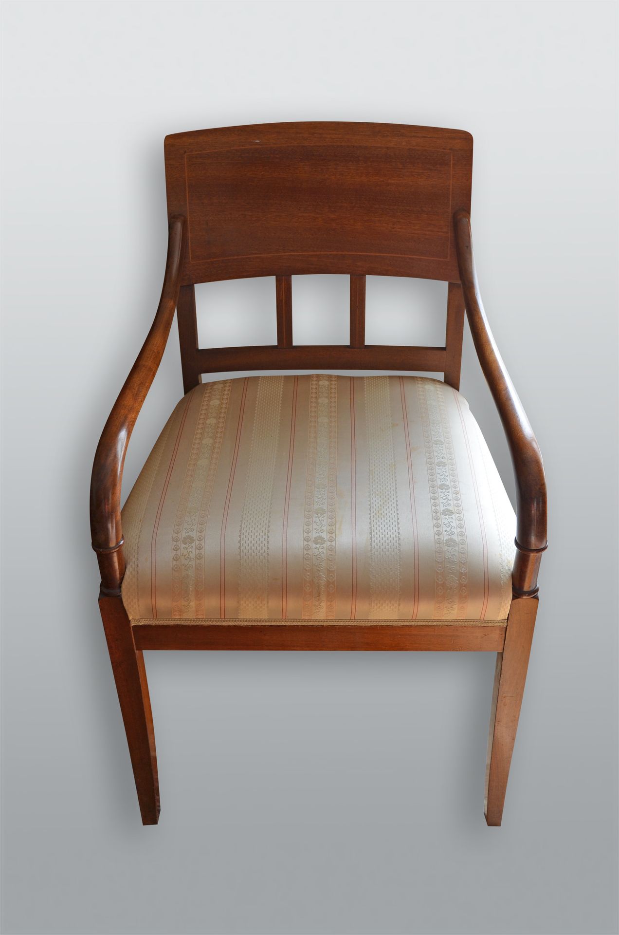 Armlehnsessel 胡桃木，有简单的镶嵌物。带有米色布套的比德梅尔椅。织物部分轻微染色，木头上有一些小裂缝。德国，约1830年。高x宽x深约89x55x&hellip;