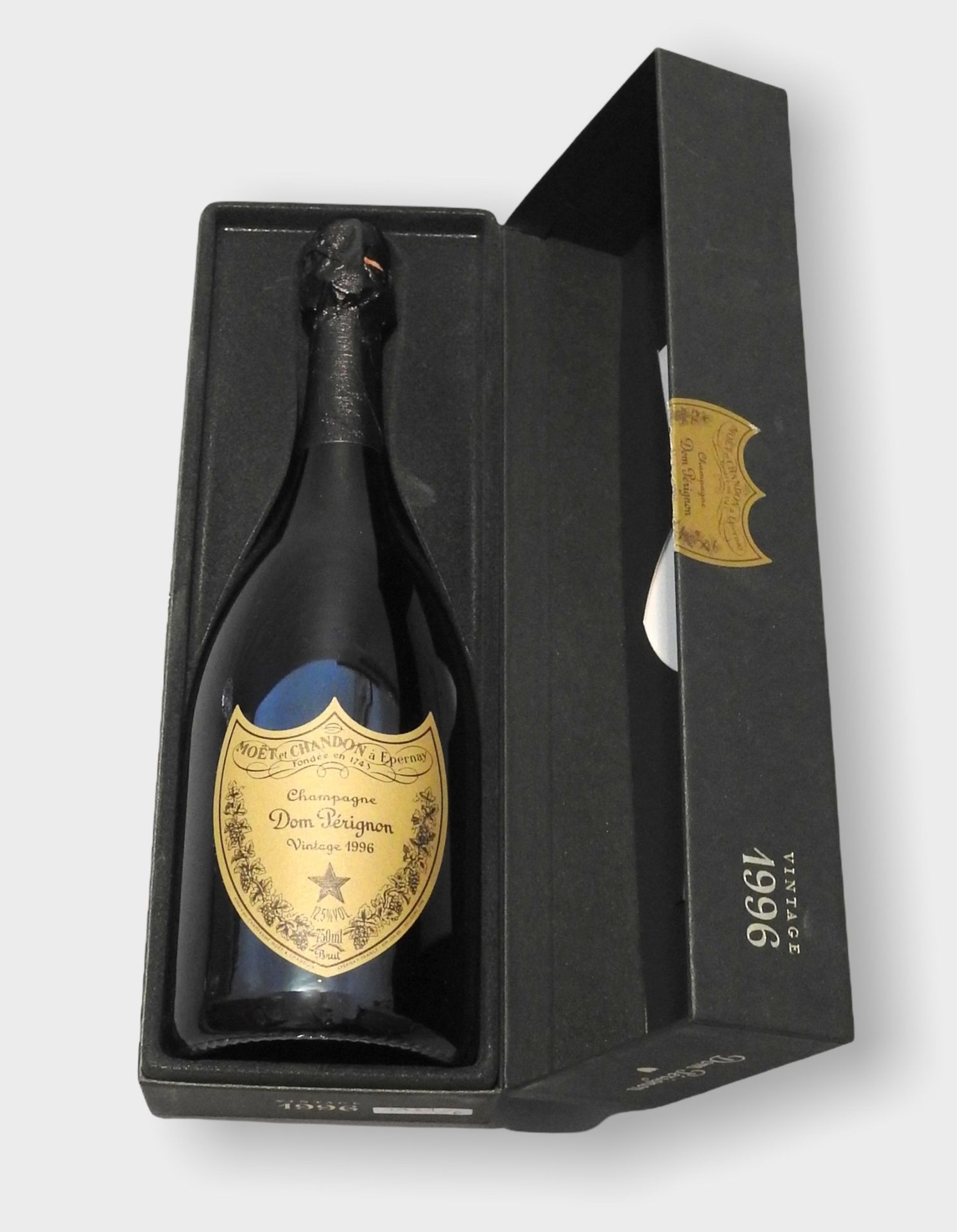 Dom Perignon Vintage 酩悦香槟Cuvée，年份1996，含量750毫升。在原来的盒子里。法国马恩省埃佩尔奈市。整个过程都是专业存储