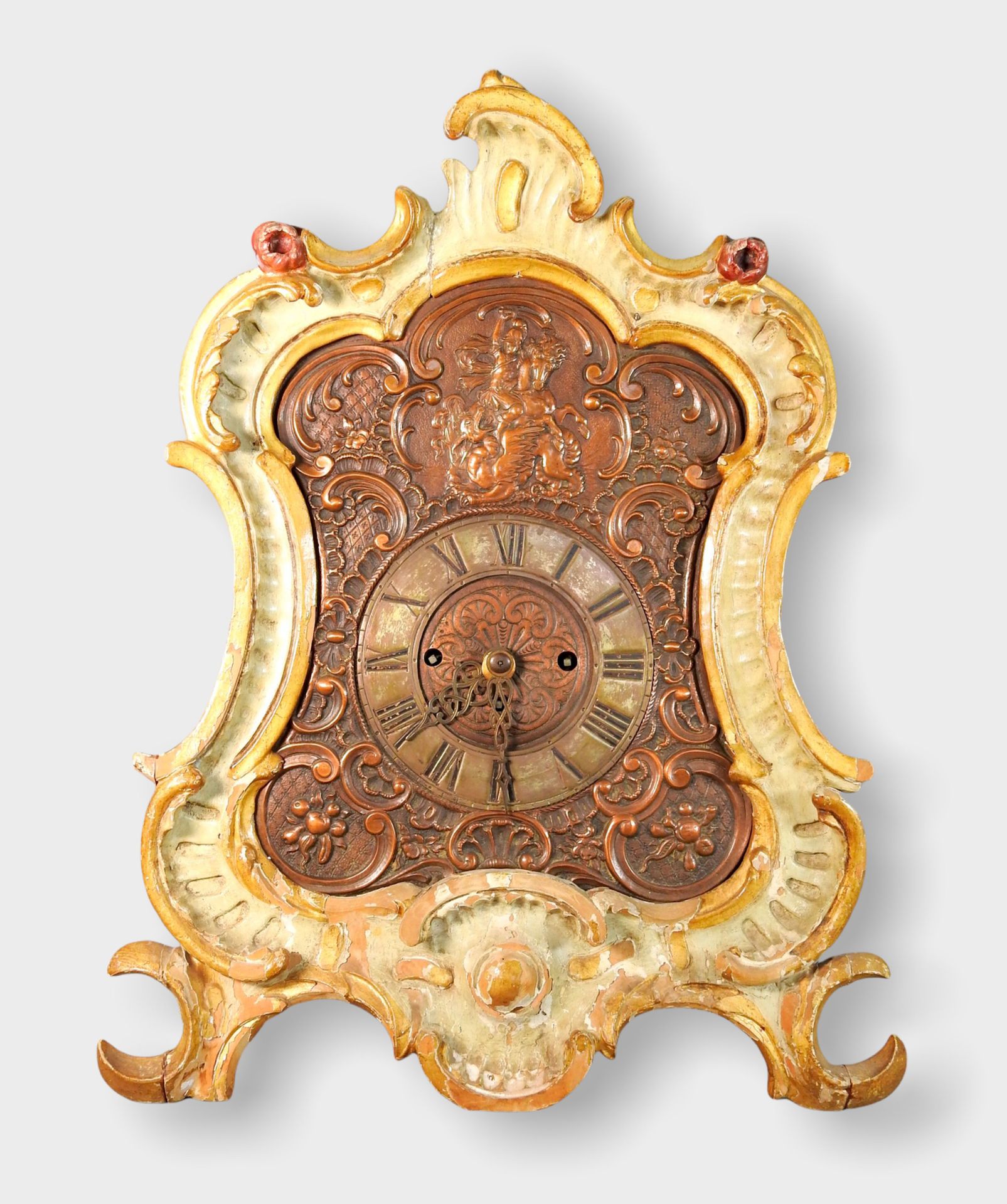 Prächtige Münchner Kommodenuhr 金属外壳，木质边框。黄铜钟机芯，带钟摆，在两个钟上敲击一刻钟和一小时，敲击机芯，钟上有锤子。机芯上&hellip;