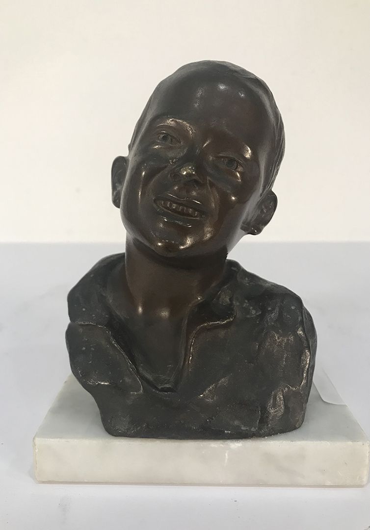 Aurisicchio Vincenzo (Napoli 1855 - 1926) 儿童半身像
青铜雕塑
签名：在背面的底部
不含底座的尺寸：高14厘米