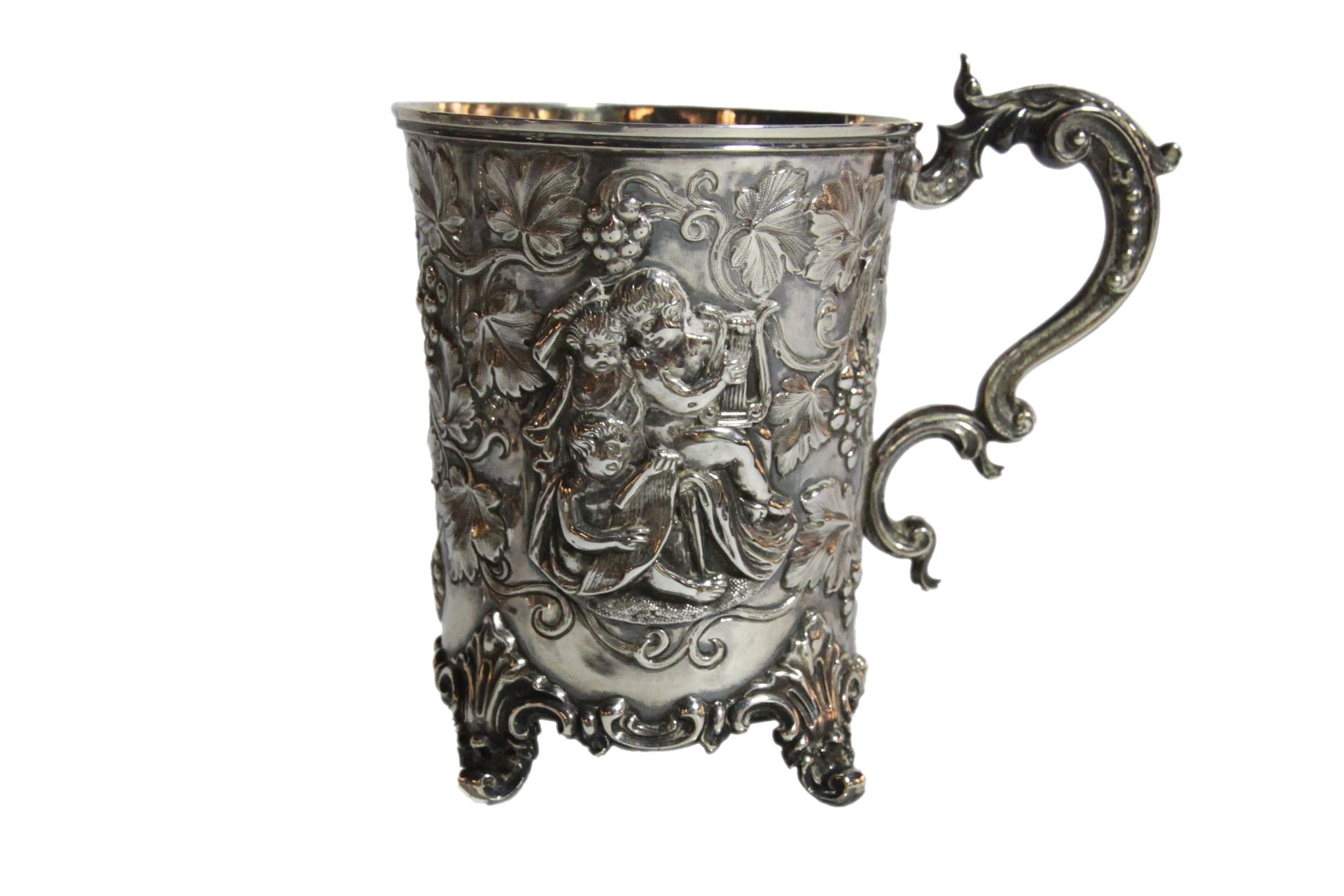 Null 一个极好的银烧杯/银杯，带有小天使藤蔓卷边装饰，四个洛可可卷边脚，罗伯特-亨内尔，伦敦，1840 年（高：10 厘米，10.3 盎司）
