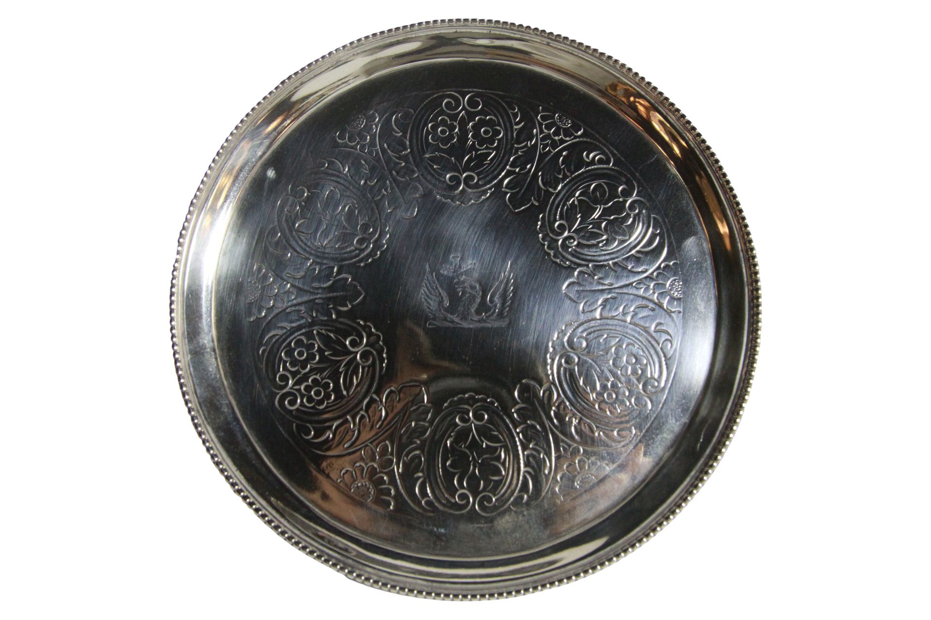 Null 一个漂亮的银质高脚杯，伦敦，1842 年，中央有中央徽章，（直径 16 厘米，6.3 盎司）