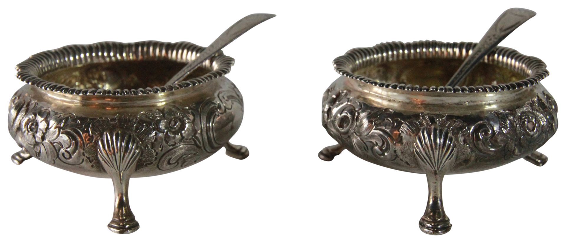 Null 一对银制盐罐，三脚架蹄足上饰有叶形边缘装饰。 伦敦 - 1852年）- 配有2个盐勺-（196克）-（直径7厘米）- 威廉-罗伯特-斯迈利，出处：一位&hellip;