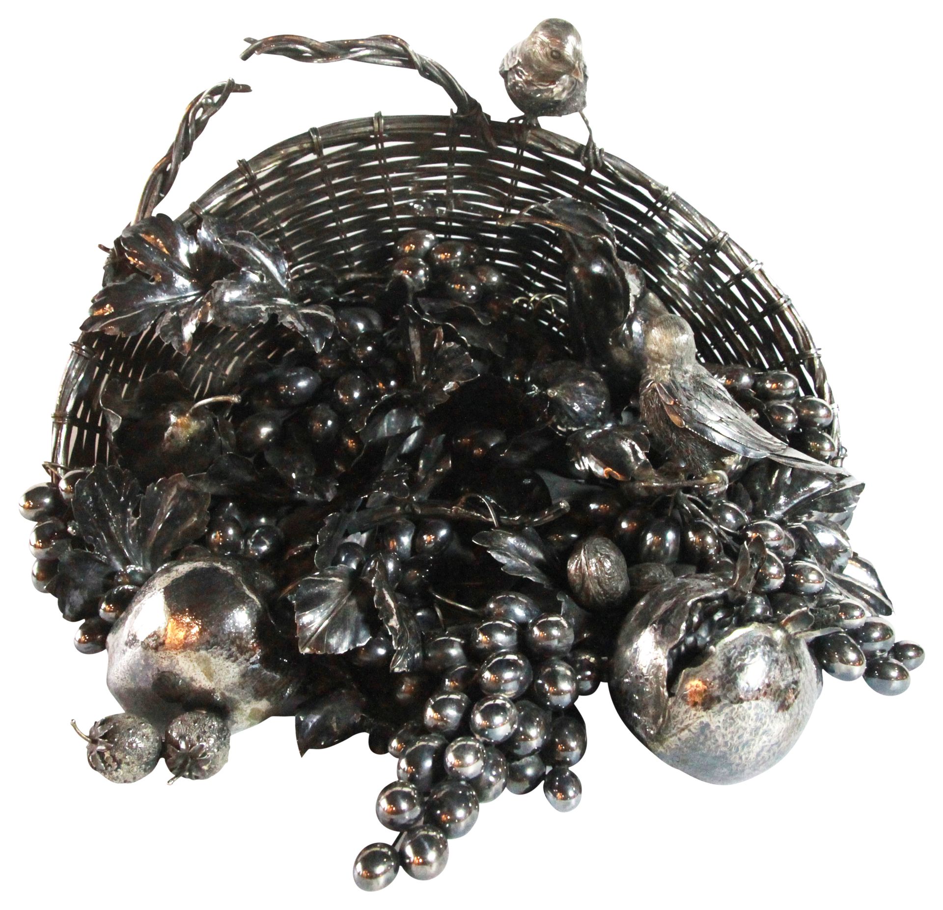 Null 一件布卡拉蒂风格的意大利银质大篮子摆件，上面盛满了水果和小鸟。标记为 925（145 盎司）--（长：45 厘米），出处：一位绅士的财产，克里斯蒂拍卖&hellip;