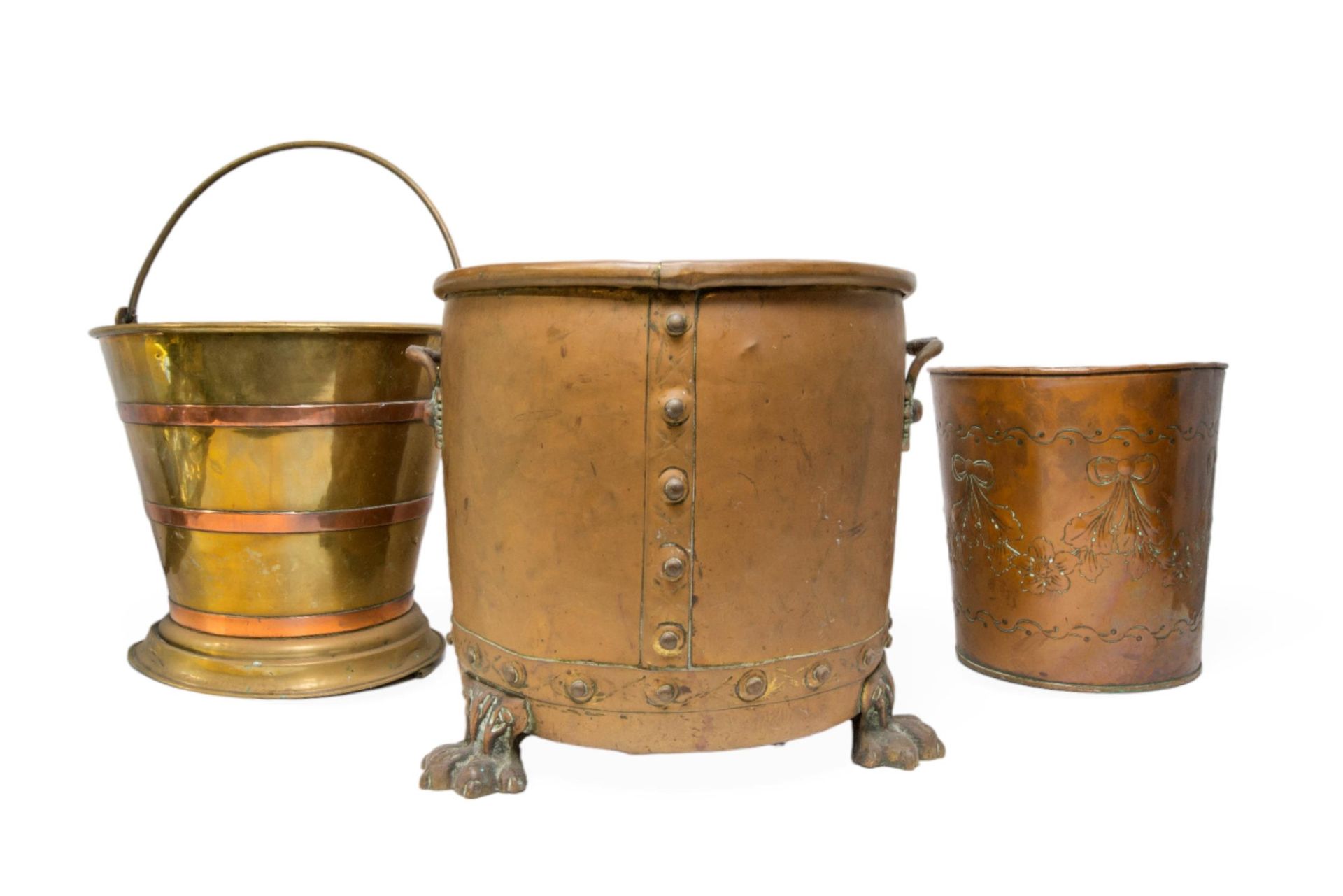 Null 一个铜和黄铜煤桶，带有铆钉细节和狮爪脚，一个铜和黄铜带状煤桶和另一个煤桶。最大 33 厘米