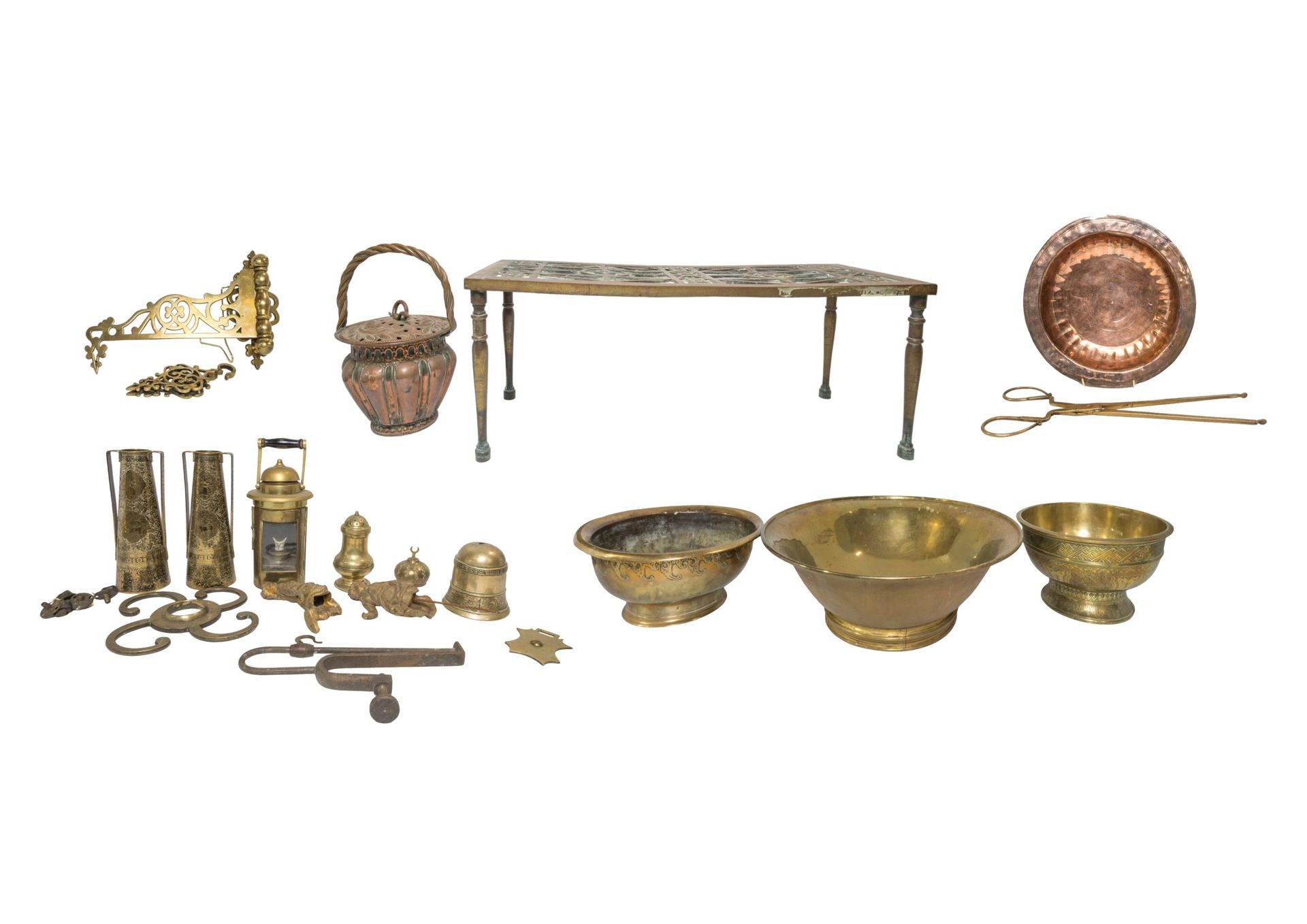 Null 一个带镂空顶的长形黄铜花瓶、一个维多利亚时期的花式黄铜托架、一对黄铜钳子、一个铜暖壶、一个黄铜灯笼以及其他各式铜器和黄铜器皿。最大 30 厘米