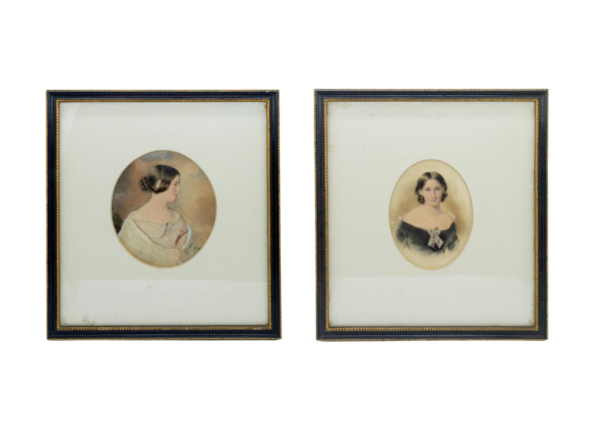 Null 一对 19 世纪肖像水彩画，描绘身着优雅礼服的年轻女士，椭圆形装裱，上釉，有框 13 x 11.5 厘米