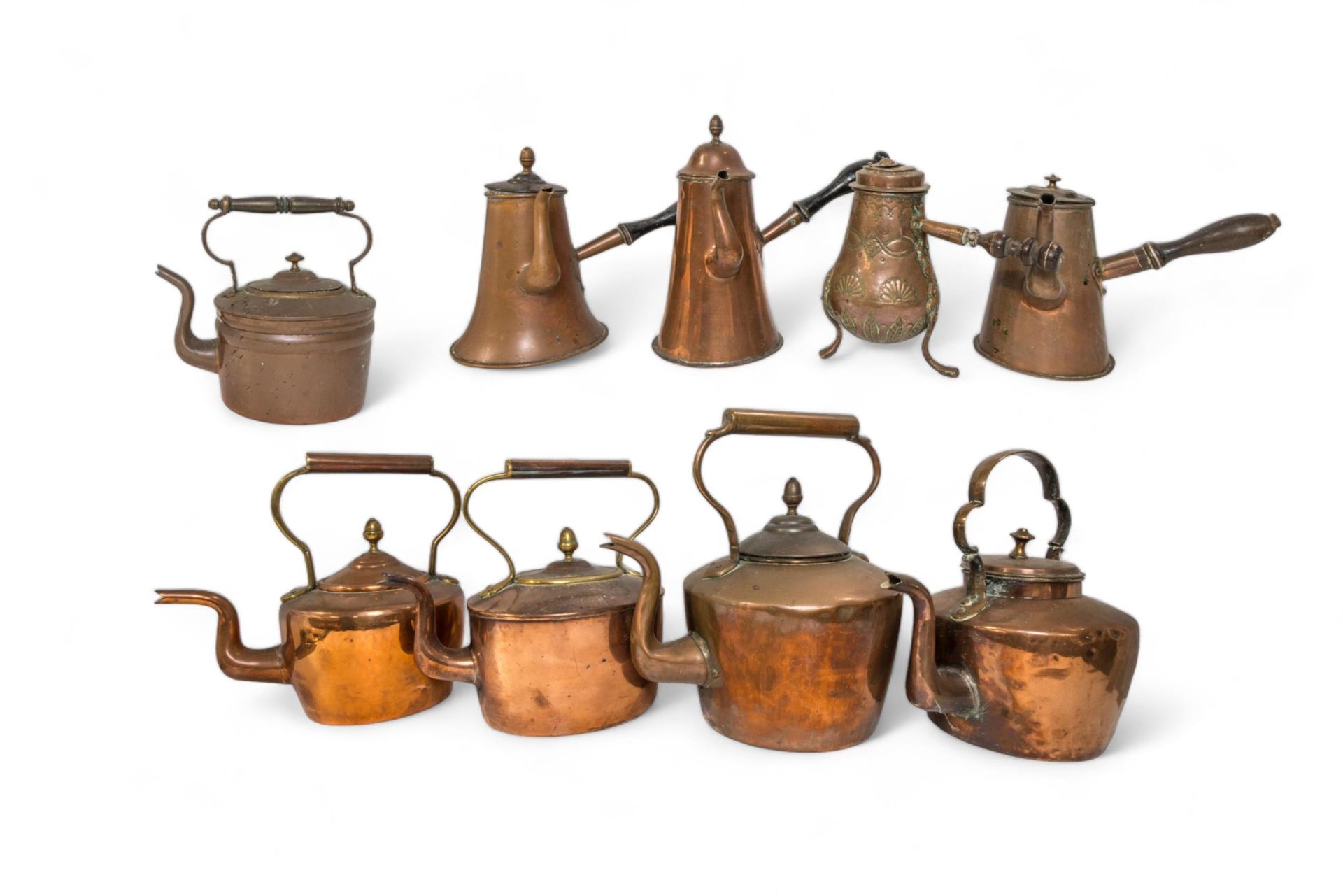 Null 一个 19 世纪铜咖啡壶，另外两个铜咖啡壶，另一个铜咖啡壶上有浮雕和打孔装饰，还有五个维多利亚时期的铜茶壶。 最大 30 厘米