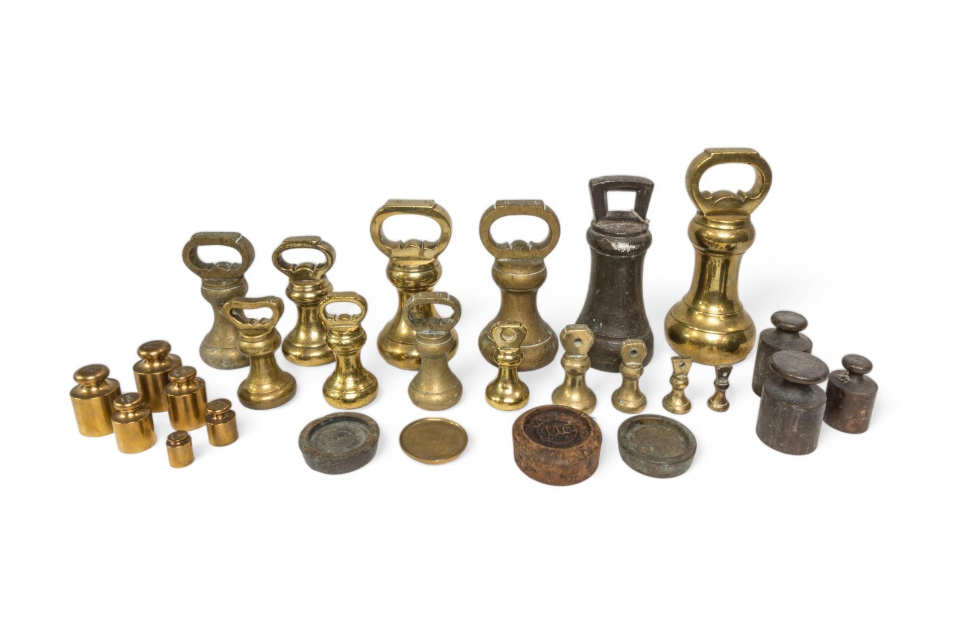 Null 一个 7磅重的黄铜铃铛砝码，其他各种日期的铃铛砝码和其他砝码。一批
