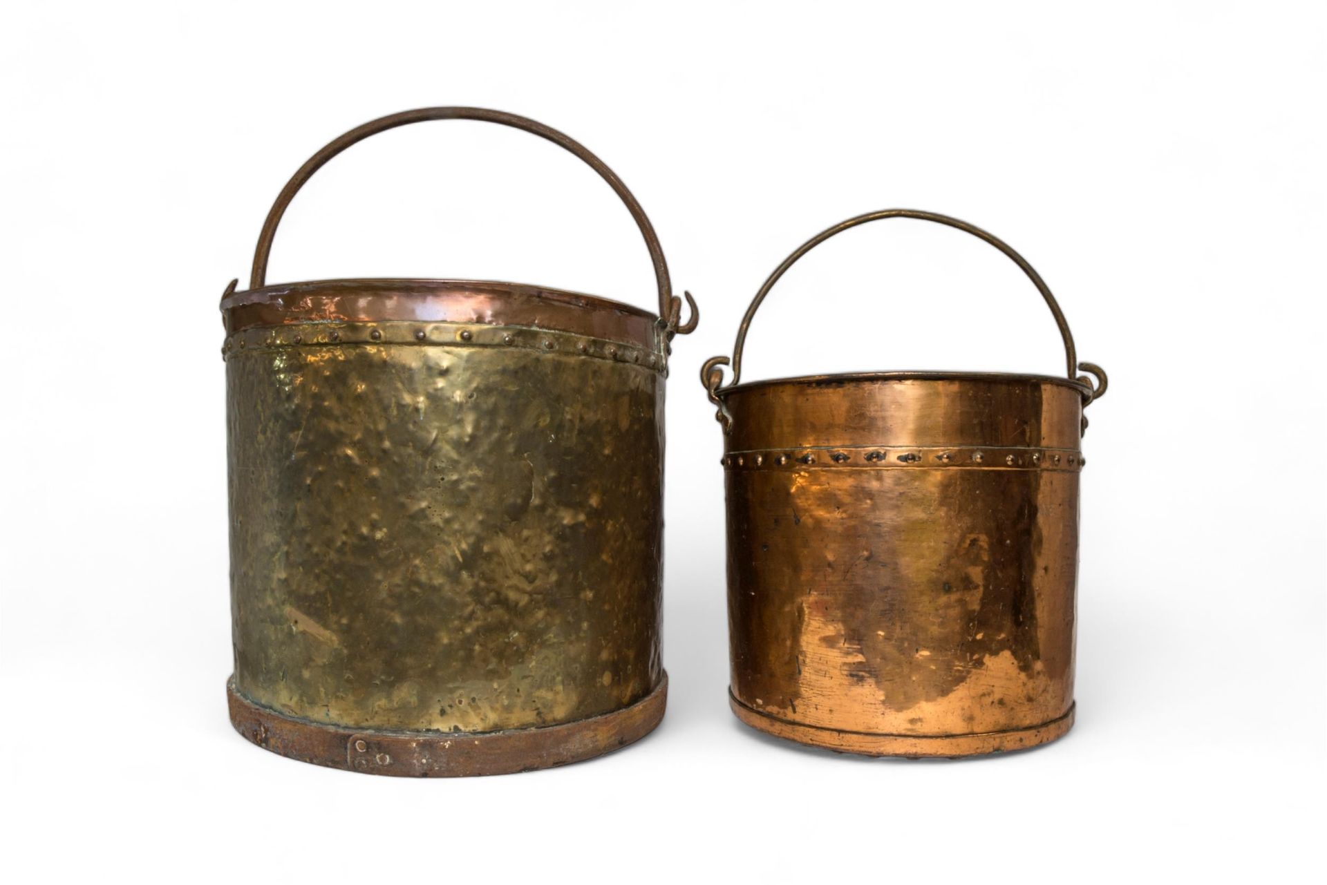 Null 一个大号铜和黄铜煤桶/水桶，有铆钉边和摆动把手，另一个较小。 高 28 厘米