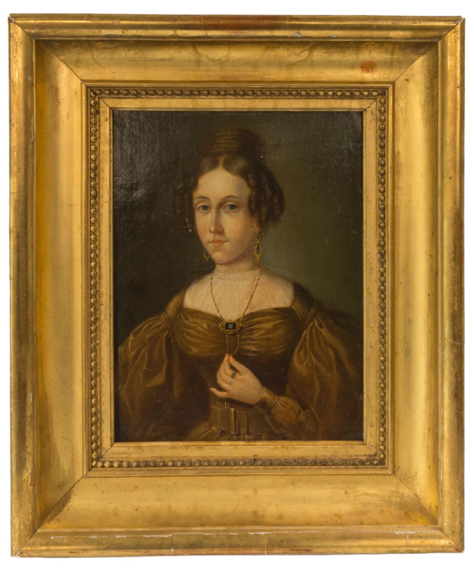 Null 一幅 18 世纪晚期/19 世纪早期的油画肖像，裱在木板上，描绘了一位身着优雅长袍的贵妇人，她紧握项链，未署名，装在一个时期的镀金画框中 34 x 2&hellip;