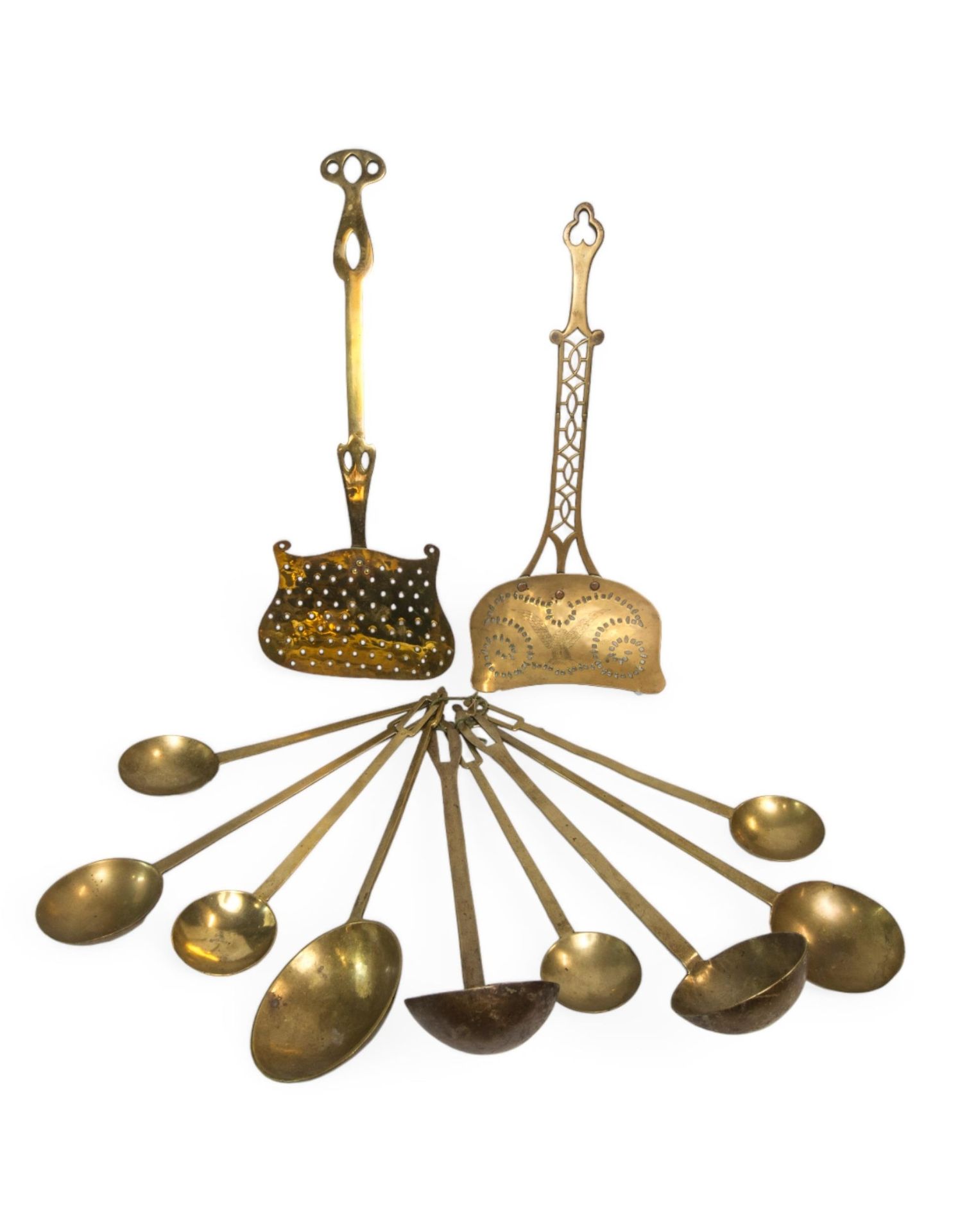 Null 一个维多利亚时期的黄铜奶油撇渣器，撇渣器上饰有一只鹰，还有一个黄铜撇渣器和一些黄铜勺子。 最大 54 厘米