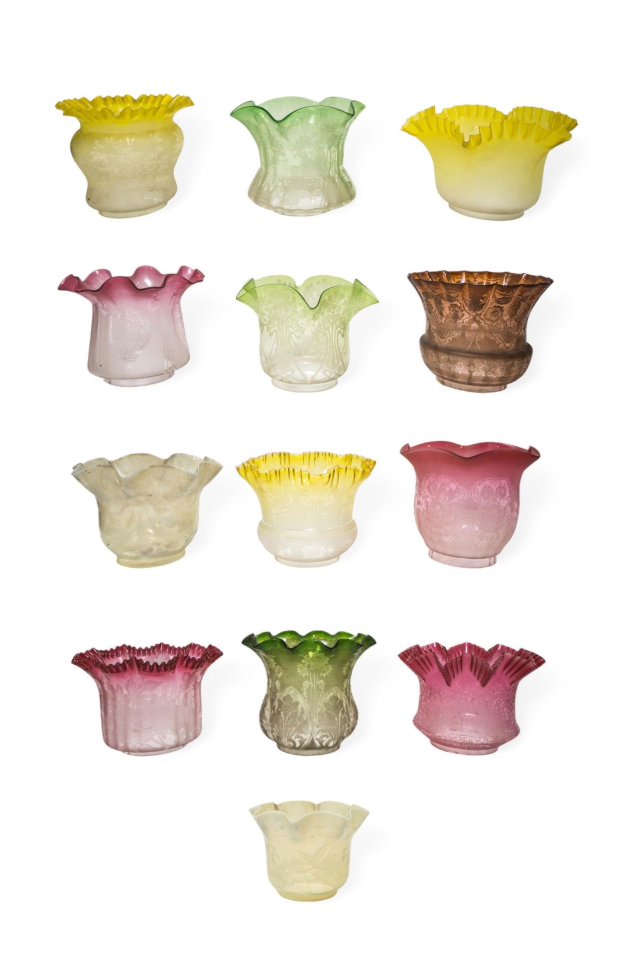 Null 一组混杂的 19 世纪油灯灯罩，包括一些蔓越莓色调和绿色色调的灯罩，一些呈叶状，大部分带有酸蚀花卉装饰（13 个），高 15 厘米 x 最大直径 21&hellip;