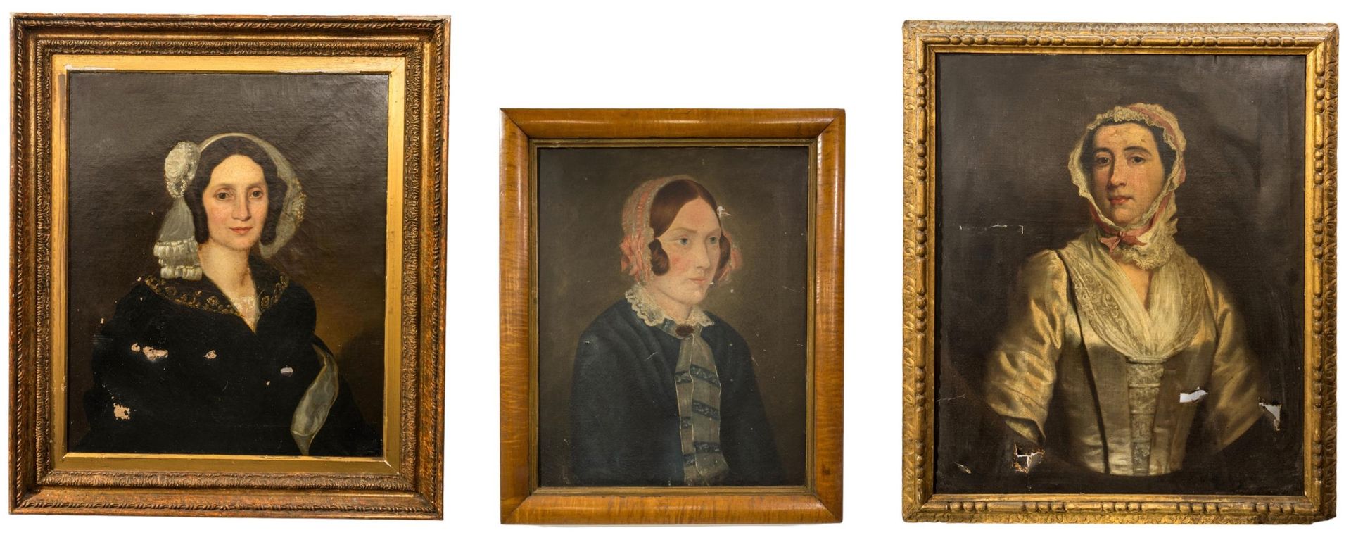 Null 一组 19 世纪肖像油画，描绘了三位戴着帽子的女士，最小的一幅装裱在枫木画框中（51 x 40 厘米），第二大的一幅尺寸为 74 x 61 厘米，最大&hellip;